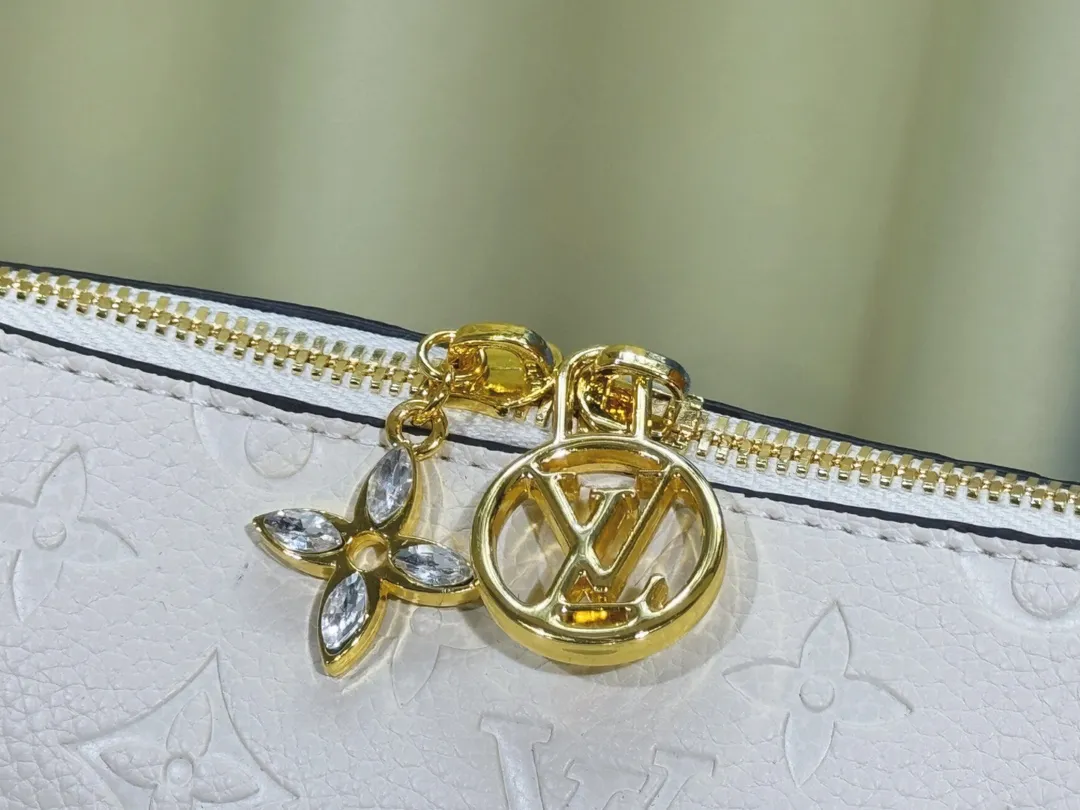 P200💰Upgraded from the original M12174, this Pochette Sèvres is part of the LV Ski Collection and is ready to shine in a “shiny” gun metal tone. It's crafted from signature Monogram Empreinte leather with pale gold hardware for an elegant contrast. The double zip closure features two pendants, one depicting an LV ring and the other displaying a crystal-embellished Monogram flower. Think of it as the perfect après-ski bag. Dimensions: 25 x 13 x 5 cm (length x height x width)