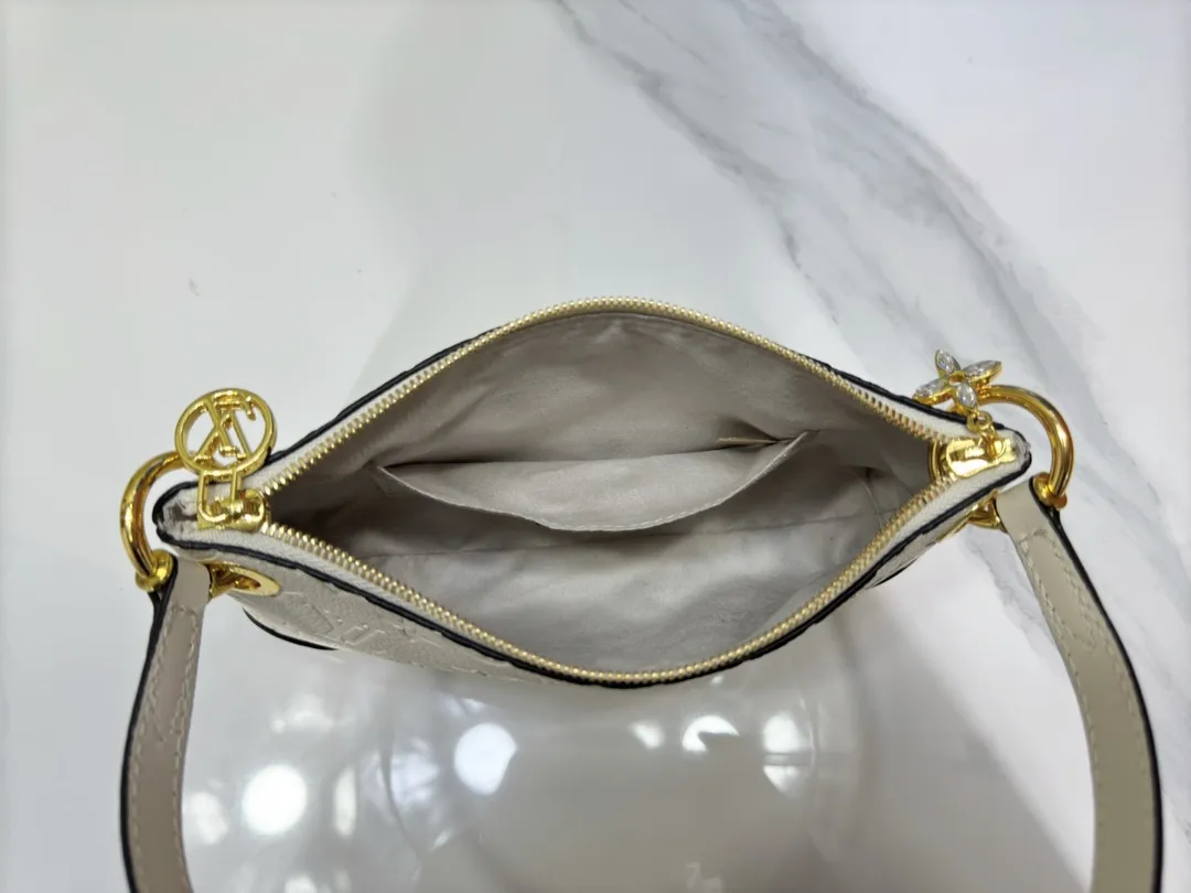 P200💰Upgraded from the original M12174, this Pochette Sèvres is part of the LV Ski Collection and is ready to shine in a “shiny” gun metal tone. It's crafted from signature Monogram Empreinte leather with pale gold hardware for an elegant contrast. The double zip closure features two pendants, one depicting an LV ring and the other displaying a crystal-embellished Monogram flower. Think of it as the perfect après-ski bag. Dimensions: 25 x 13 x 5 cm (length x height x width)