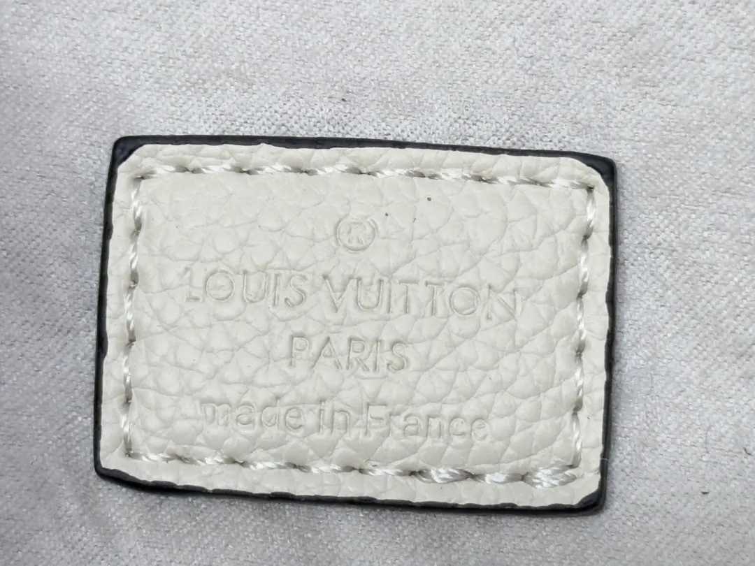 P200💰Upgraded from the original M12174, this Pochette Sèvres is part of the LV Ski Collection and is ready to shine in a “shiny” gun metal tone. It's crafted from signature Monogram Empreinte leather with pale gold hardware for an elegant contrast. The double zip closure features two pendants, one depicting an LV ring and the other displaying a crystal-embellished Monogram flower. Think of it as the perfect après-ski bag. Dimensions: 25 x 13 x 5 cm (length x height x width)