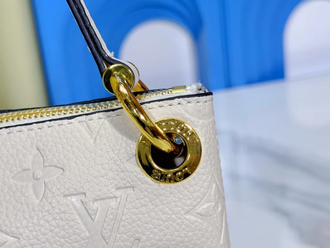 P200💰Upgraded from the original M12174, this Pochette Sèvres is part of the LV Ski Collection and is ready to shine in a “shiny” gun metal tone. It's crafted from signature Monogram Empreinte leather with pale gold hardware for an elegant contrast. The double zip closure features two pendants, one depicting an LV ring and the other displaying a crystal-embellished Monogram flower. Think of it as the perfect après-ski bag. Dimensions: 25 x 13 x 5 cm (length x height x width)