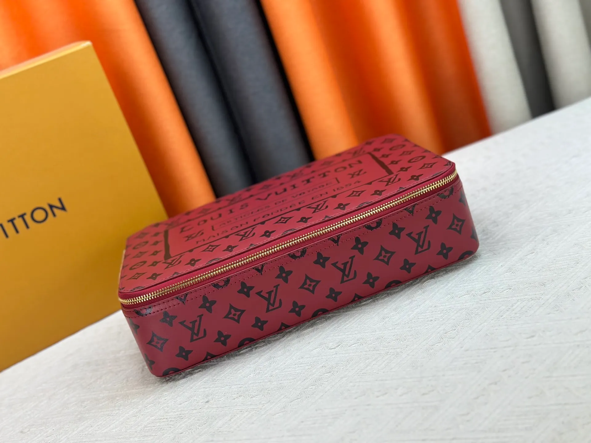 P240 upgrades the original M43690 M15193 large burgundy M25789 medium burgundy jewelry box to meet the modern style travel jewelry box. Presbyopia storage box cosmetic bag box jewelry box, elegant red microfiber lining, this exquisite and elegant Monogram treasure can safely store earrings, necklaces, bracelets and rings. The size is large 34.0×22.0×8.5, medium 22.4x14x8.5,
