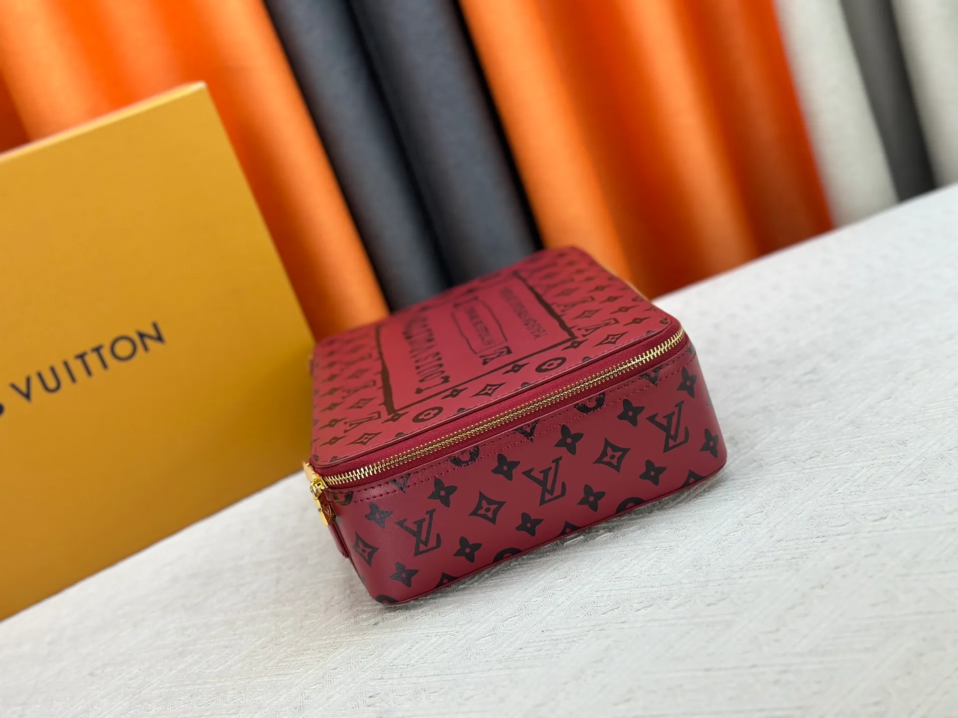 P240 upgrades the original M43690 M15193 large burgundy M25789 medium burgundy jewelry box to meet the modern style travel jewelry box. Presbyopia storage box cosmetic bag box jewelry box, elegant red microfiber lining, this exquisite and elegant Monogram treasure can safely store earrings, necklaces, bracelets and rings. The size is large 34.0×22.0×8.5, medium 22.4x14x8.5,