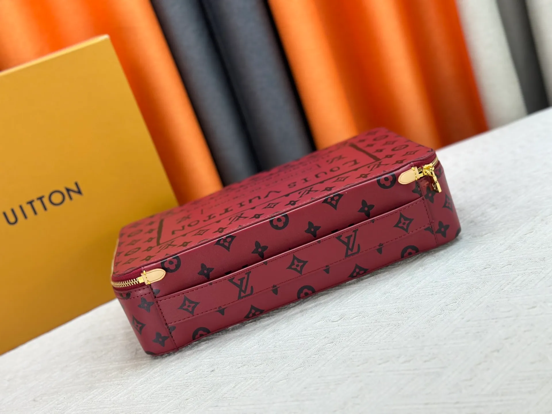 P240 upgrades the original M43690 M15193 large burgundy M25789 medium burgundy jewelry box to meet the modern style travel jewelry box. Presbyopia storage box cosmetic bag box jewelry box, elegant red microfiber lining, this exquisite and elegant Monogram treasure can safely store earrings, necklaces, bracelets and rings. The size is large 34.0×22.0×8.5, medium 22.4x14x8.5,