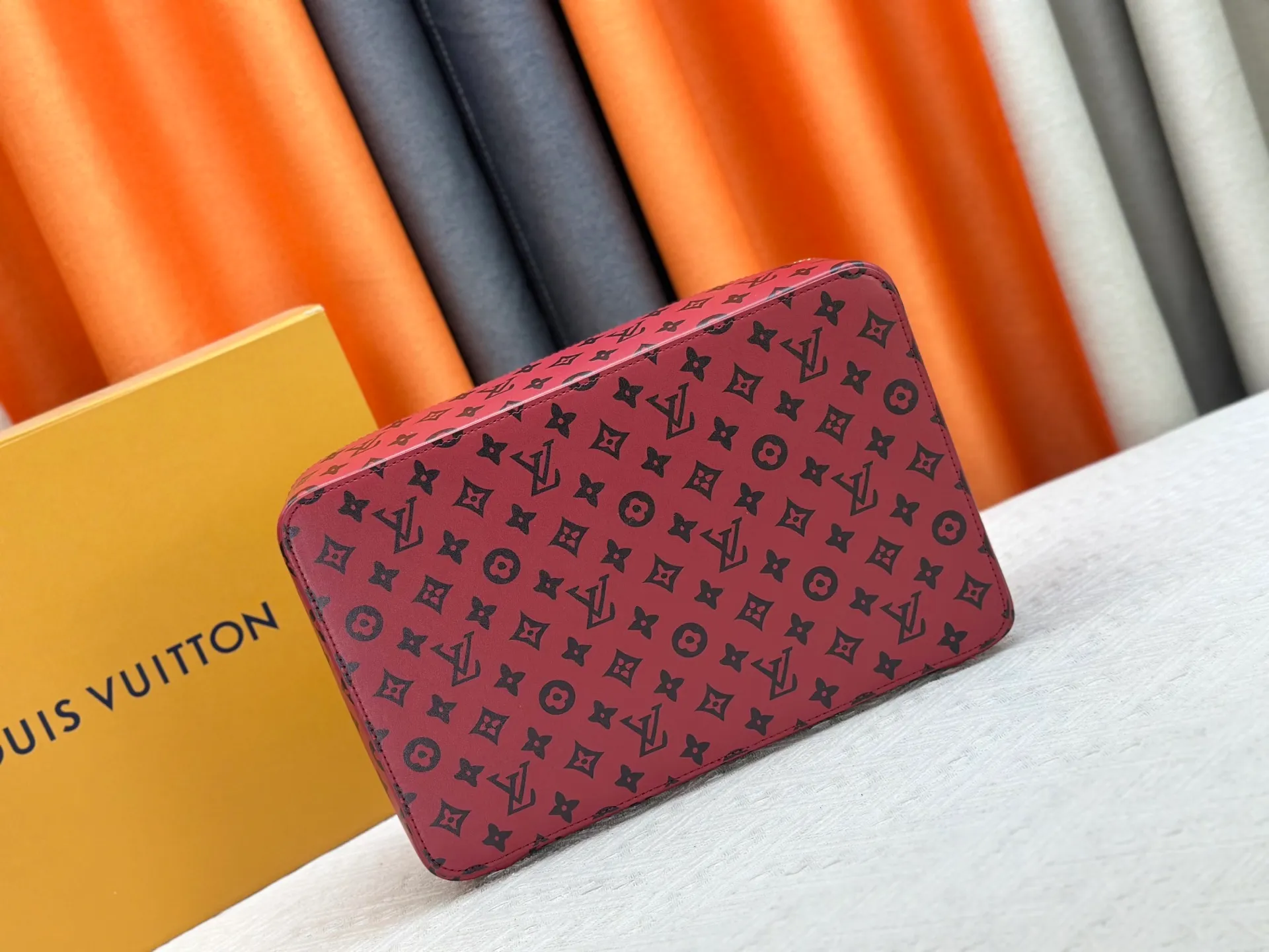 P240 upgrades the original M43690 M15193 large burgundy M25789 medium burgundy jewelry box to meet the modern style travel jewelry box. Presbyopia storage box cosmetic bag box jewelry box, elegant red microfiber lining, this exquisite and elegant Monogram treasure can safely store earrings, necklaces, bracelets and rings. The size is large 34.0×22.0×8.5, medium 22.4x14x8.5,