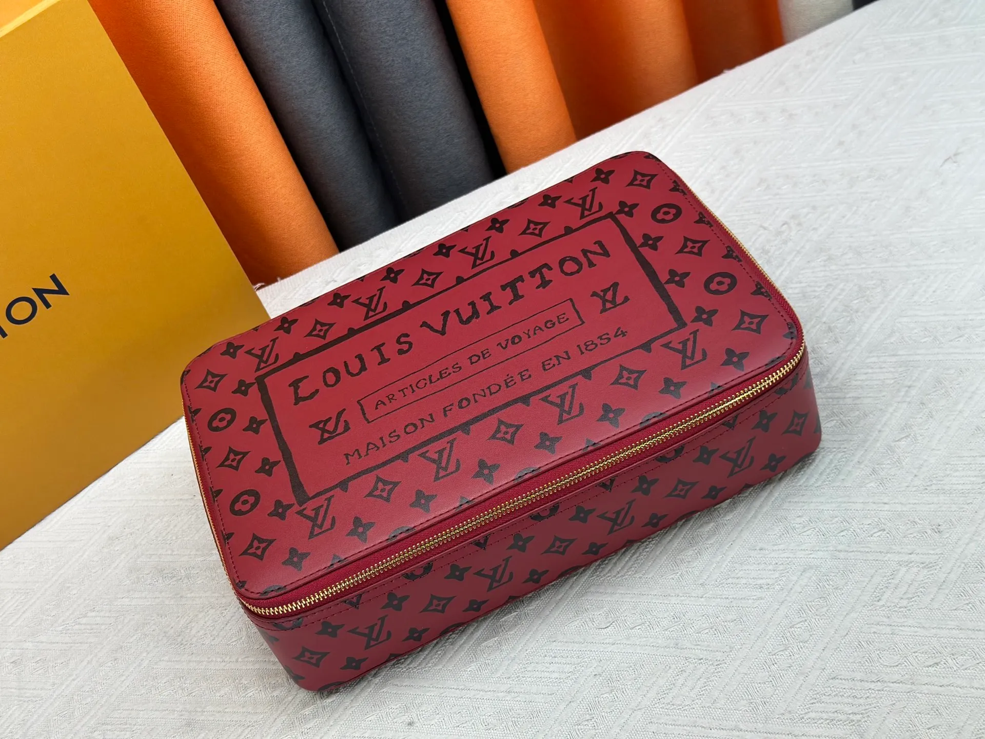 P240 upgrades the original M43690 M15193 large burgundy M25789 medium burgundy jewelry box to meet the modern style travel jewelry box. Presbyopia storage box cosmetic bag box jewelry box, elegant red microfiber lining, this exquisite and elegant Monogram treasure can safely store earrings, necklaces, bracelets and rings. The size is large 34.0×22.0×8.5, medium 22.4x14x8.5,