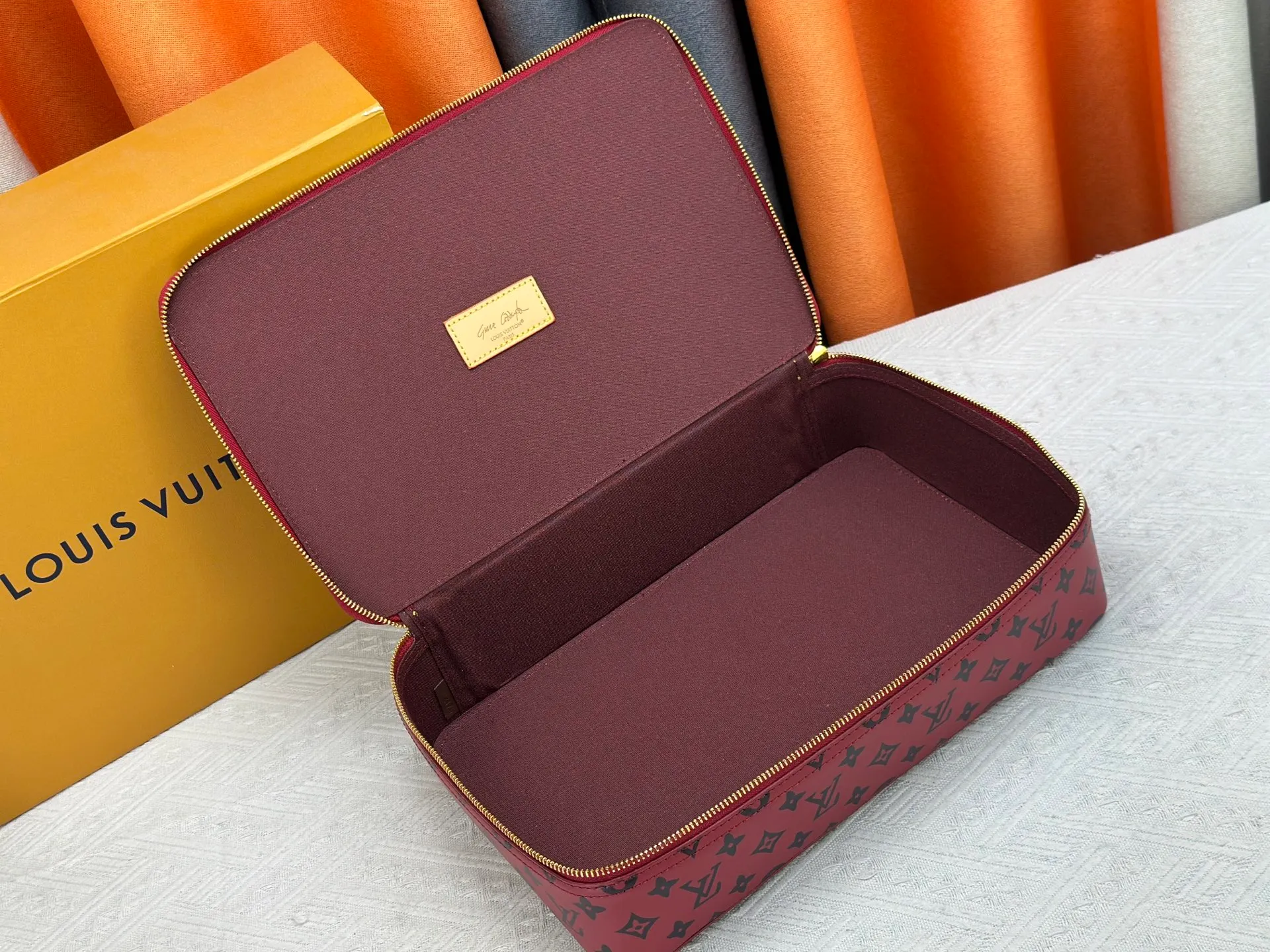 P240 upgrades the original M43690 M15193 large burgundy M25789 medium burgundy jewelry box to meet the modern style travel jewelry box. Presbyopia storage box cosmetic bag box jewelry box, elegant red microfiber lining, this exquisite and elegant Monogram treasure can safely store earrings, necklaces, bracelets and rings. The size is large 34.0×22.0×8.5, medium 22.4x14x8.5,