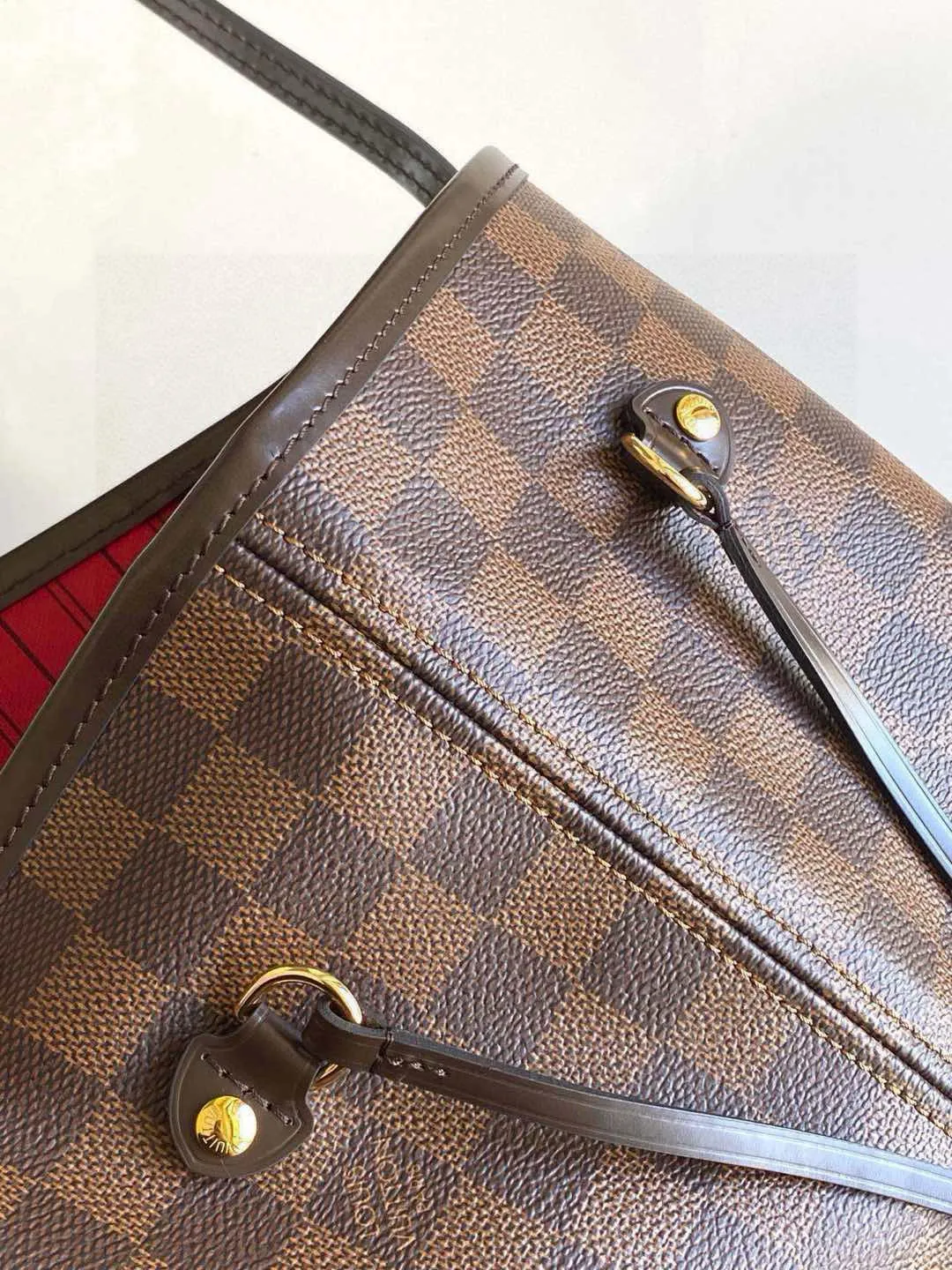 💰760 (Medium Steel Nail) Top Original N41358 NEVERFULL Medium Handbag The legendary Neverfull handbag can always meet your various needs for handbags. It has a large capacity but is not bulky. It is stiff and soft to the touch, making it suitable for home and travel. Tighten the side ties and it instantly transforms into a stylish urban handbag. Loosen the straps and it transforms into a chic and practical handbag. The slender leather handle can be carried over the shoulder or between the arms. The model shown here is made of Damier Ebène canvas.  Detailed Features 31 x 28 x 14 cm (Length x Height x Width) Bag interior redesigned with vintage details inspired by the Louis Vuitton archives - Fabric-lined interior pocket Removable zip clutch with matching interior Natural cowhide leather trim Shiny gold-tone brass hardware Handles: Double handle