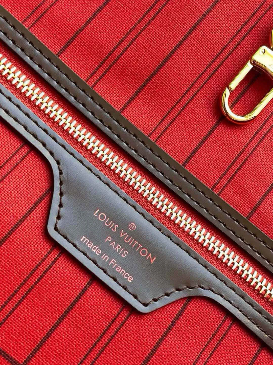 💰760 (Medium Steel Nail) Top Original N41358 NEVERFULL Medium Handbag The legendary Neverfull handbag can always meet your various needs for handbags. It has a large capacity but is not bulky. It is stiff and soft to the touch, making it suitable for home and travel. Tighten the side ties and it instantly transforms into a stylish urban handbag. Loosen the straps and it transforms into a chic and practical handbag. The slender leather handle can be carried over the shoulder or between the arms. The model shown here is made of Damier Ebène canvas.  Detailed Features 31 x 28 x 14 cm (Length x Height x Width) Bag interior redesigned with vintage details inspired by the Louis Vuitton archives - Fabric-lined interior pocket Removable zip clutch with matching interior Natural cowhide leather trim Shiny gold-tone brass hardware Handles: Double handle