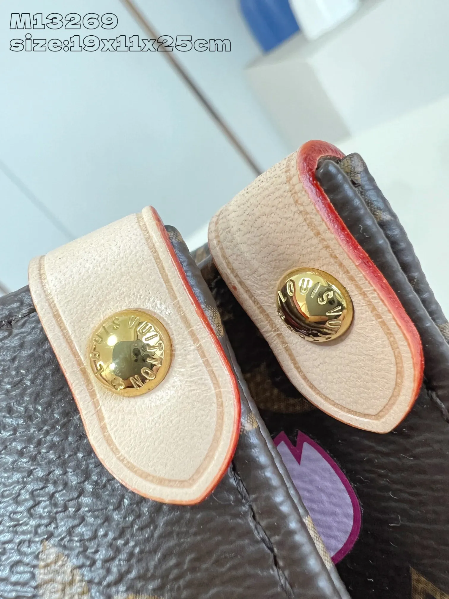 💰1100 (Steel Hardware) Top Original Order M13269] This small OnTheGo handbag comes from the Louis Vuitton x Takashi Murakami replica series, renewing the classic design with a bright Cherry Blossom pattern. Monogram coated canvas accentuates a floral pattern that symbolizes rebirth, while cowhide leather trim and dazzling hardware add to the sophisticated style. Removable Cherry Blossom embellishments add a new twist. 19 x 11.5 x 25 cm (height x width x length)