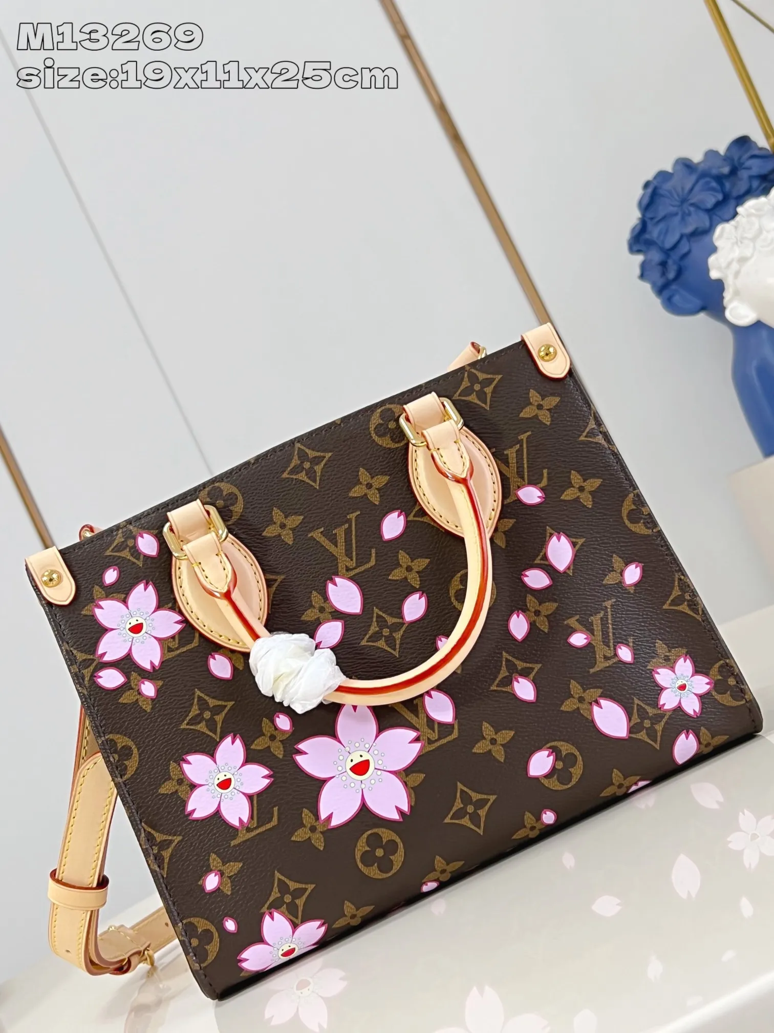💰1100 (Steel Hardware) Top Original Order M13269] This small OnTheGo handbag comes from the Louis Vuitton x Takashi Murakami replica series, renewing the classic design with a bright Cherry Blossom pattern. Monogram coated canvas accentuates a floral pattern that symbolizes rebirth, while cowhide leather trim and dazzling hardware add to the sophisticated style. Removable Cherry Blossom embellishments add a new twist. 19 x 11.5 x 25 cm (height x width x length)