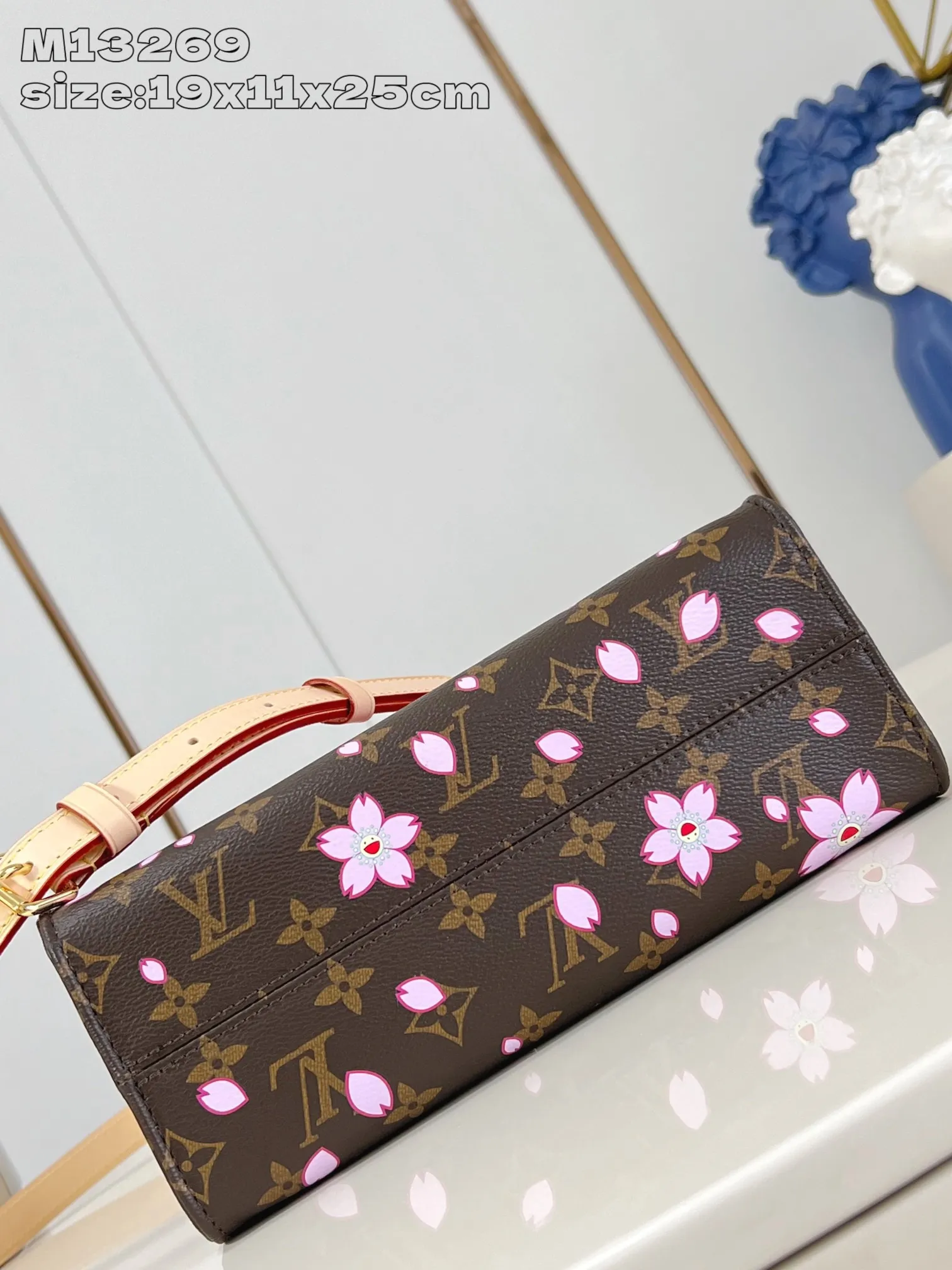 💰1100 (Steel Hardware) Top Original Order M13269] This small OnTheGo handbag comes from the Louis Vuitton x Takashi Murakami replica series, renewing the classic design with a bright Cherry Blossom pattern. Monogram coated canvas accentuates a floral pattern that symbolizes rebirth, while cowhide leather trim and dazzling hardware add to the sophisticated style. Removable Cherry Blossom embellishments add a new twist. 19 x 11.5 x 25 cm (height x width x length)