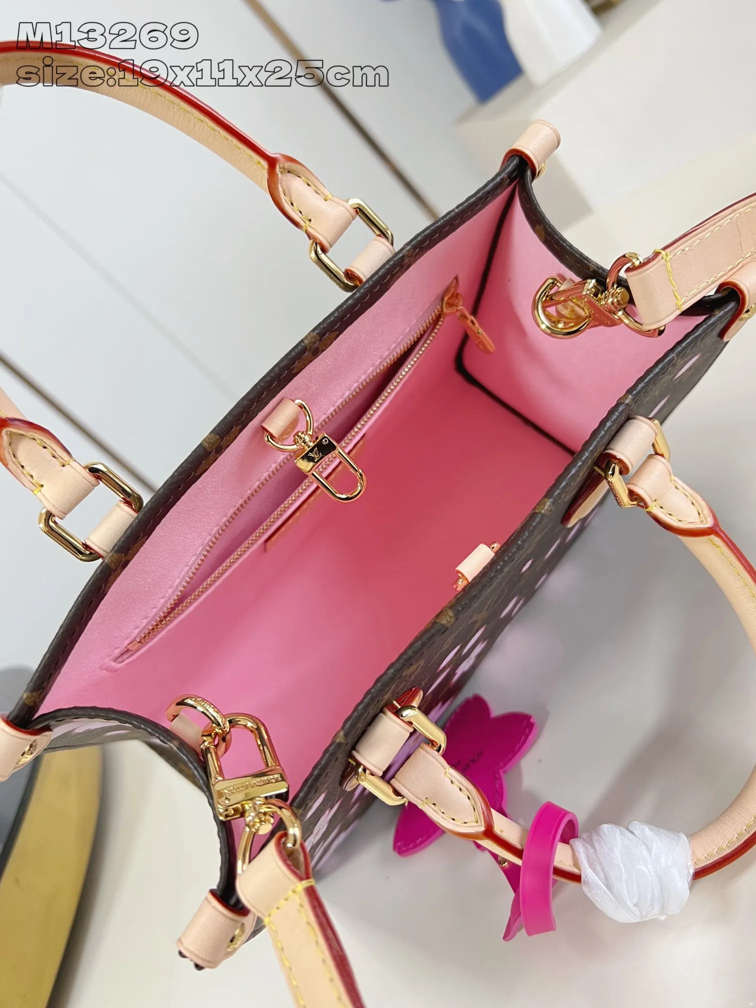 💰1100 (Steel Hardware) Top Original Order M13269] This small OnTheGo handbag comes from the Louis Vuitton x Takashi Murakami replica series, renewing the classic design with a bright Cherry Blossom pattern. Monogram coated canvas accentuates a floral pattern that symbolizes rebirth, while cowhide leather trim and dazzling hardware add to the sophisticated style. Removable Cherry Blossom embellishments add a new twist. 19 x 11.5 x 25 cm (height x width x length)