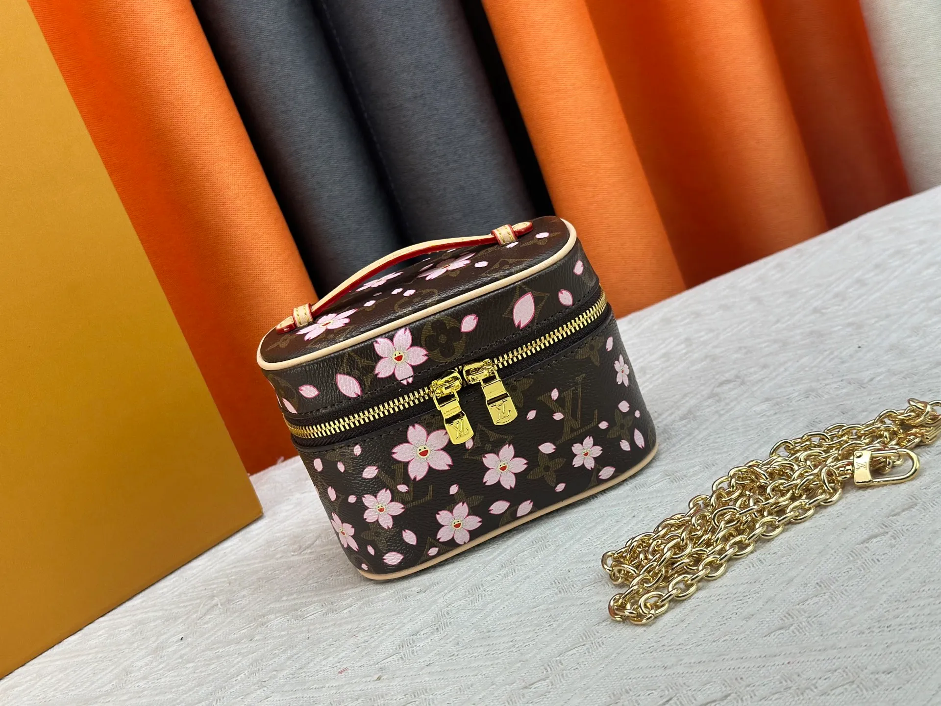 P240 Upgraded original version M13747 M44495 M42265 M44936 M42263 lv Murakami Nice mini Nano cosmetic bag with Monogram printing and 33 colorful colors. In 2025, Murakami and LV jointly launched the white tricolor and black tricolor twelve pieces, which are very popular around the world and are loved by celebrities and celebrities. Dimensions: 14 x 10.2 x 8.5 (LxHxW)