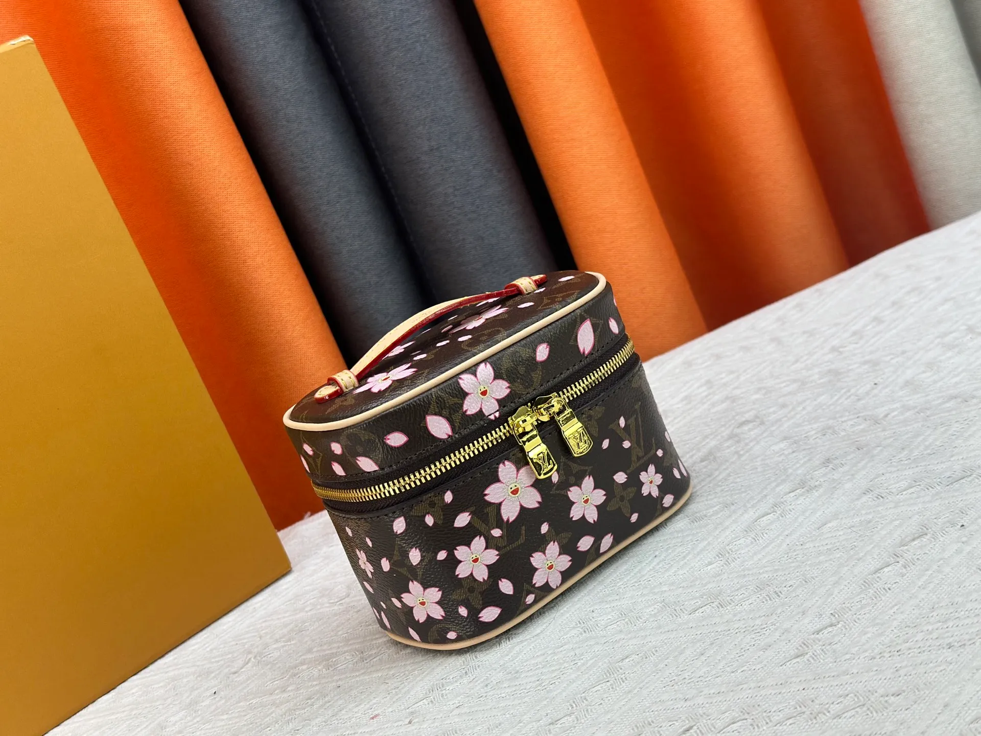 P240 Upgraded original version M13747 M44495 M42265 M44936 M42263 lv Murakami Nice mini Nano cosmetic bag with Monogram printing and 33 colorful colors. In 2025, Murakami and LV jointly launched the white tricolor and black tricolor twelve pieces, which are very popular around the world and are loved by celebrities and celebrities. Dimensions: 14 x 10.2 x 8.5 (LxHxW)