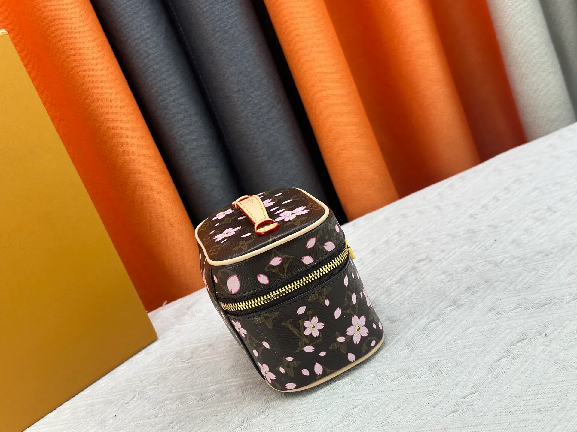 P240 Upgraded original version M13747 M44495 M42265 M44936 M42263 lv Murakami Nice mini Nano cosmetic bag with Monogram printing and 33 colorful colors. In 2025, Murakami and LV jointly launched the white tricolor and black tricolor twelve pieces, which are very popular around the world and are loved by celebrities and celebrities. Dimensions: 14 x 10.2 x 8.5 (LxHxW)