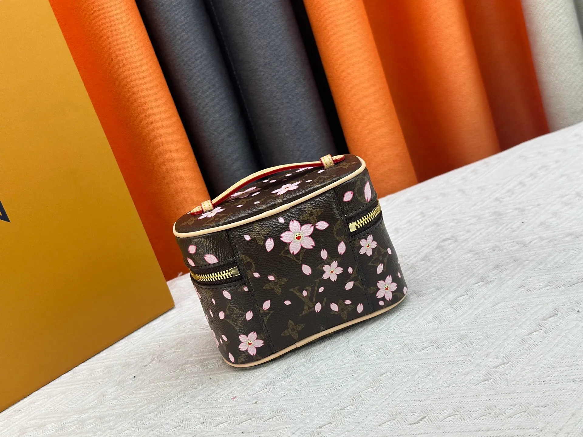 P240 Upgraded original version M13747 M44495 M42265 M44936 M42263 lv Murakami Nice mini Nano cosmetic bag with Monogram printing and 33 colorful colors. In 2025, Murakami and LV jointly launched the white tricolor and black tricolor twelve pieces, which are very popular around the world and are loved by celebrities and celebrities. Dimensions: 14 x 10.2 x 8.5 (LxHxW)