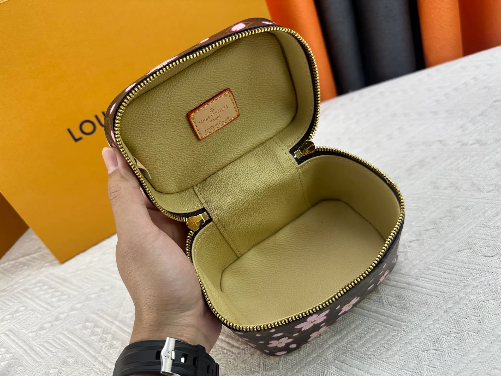 P240 Upgraded original version M13747 M44495 M42265 M44936 M42263 lv Murakami Nice mini Nano cosmetic bag with Monogram printing and 33 colorful colors. In 2025, Murakami and LV jointly launched the white tricolor and black tricolor twelve pieces, which are very popular around the world and are loved by celebrities and celebrities. Dimensions: 14 x 10.2 x 8.5 (LxHxW)