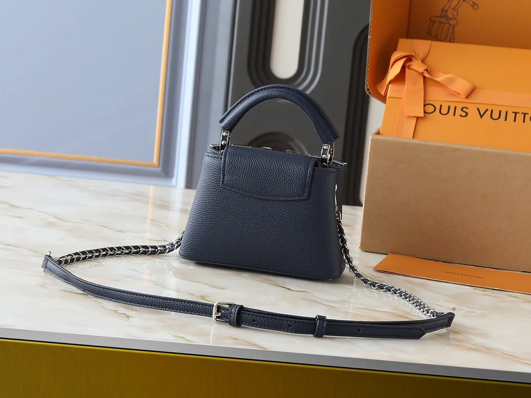 💰380💰Guangzhou goods Upgraded original M12135 M11964 M12751 This Capucines mini handbag is made of Taurillon cow leather, and the upper edge of the Malletage is shaped with shiny diamond-shaped metal elements, highlighting the new design of the season. The flip cover provides two styles: external or internal storage, and the ample compartments inside can accommodate all your travel needs. Dimensions: 21.0 x 13.6 x 8.0 cm (length x height x width)