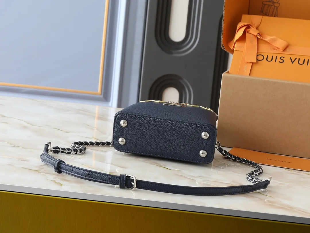 💰380💰Guangzhou goods Upgraded original M12135 M11964 M12751 This Capucines mini handbag is made of Taurillon cow leather, and the upper edge of the Malletage is shaped with shiny diamond-shaped metal elements, highlighting the new design of the season. The flip cover provides two styles: external or internal storage, and the ample compartments inside can accommodate all your travel needs. Dimensions: 21.0 x 13.6 x 8.0 cm (length x height x width)