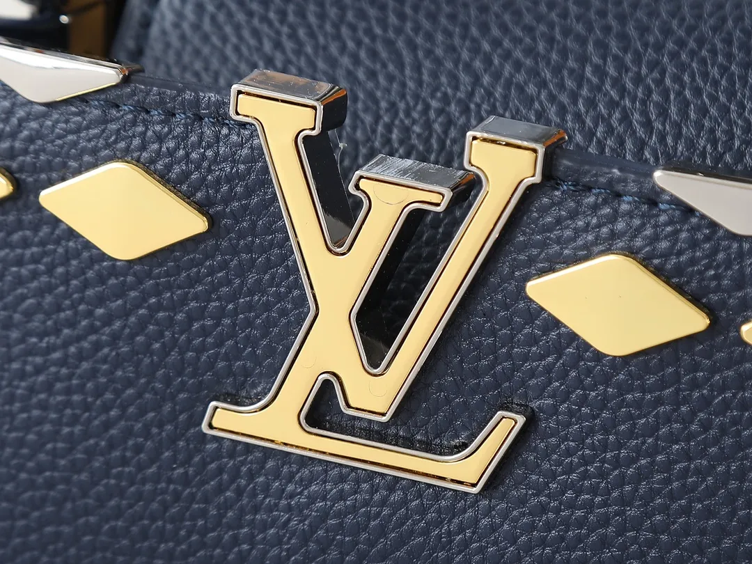 💰380💰Guangzhou goods Upgraded original M12135 M11964 M12751 This Capucines mini handbag is made of Taurillon cow leather, and the upper edge of the Malletage is shaped with shiny diamond-shaped metal elements, highlighting the new design of the season. The flip cover provides two styles: external or internal storage, and the ample compartments inside can accommodate all your travel needs. Dimensions: 21.0 x 13.6 x 8.0 cm (length x height x width)