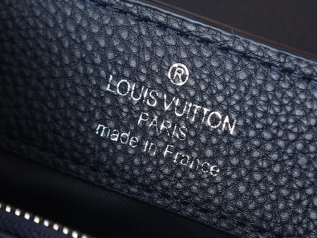 💰380💰Guangzhou goods Upgraded original M12135 M11964 M12751 This Capucines mini handbag is made of Taurillon cow leather, and the upper edge of the Malletage is shaped with shiny diamond-shaped metal elements, highlighting the new design of the season. The flip cover provides two styles: external or internal storage, and the ample compartments inside can accommodate all your travel needs. Dimensions: 21.0 x 13.6 x 8.0 cm (length x height x width)