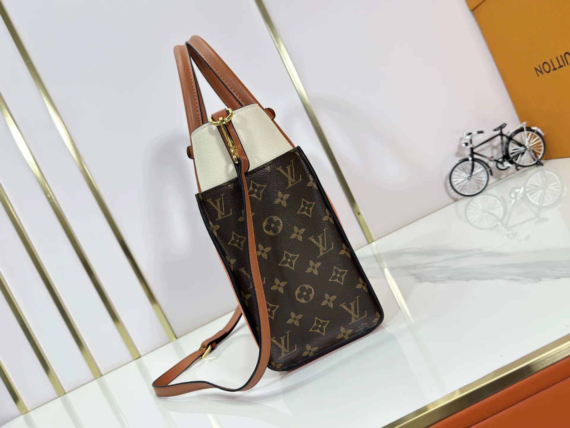 P340 upgraded original M53826 M53825 M53824 M53823On My Side handbag shows the elegant fusion of calfskin and classic Monogram canvas. Contrasting canvas shapes the large outer pocket, creating a trompe l'oeil effect as if two handbags merge into one. Plenty of space can easily accommodate office needs, and the adjustable shoulder strap allows for a cross-body style. Dimensions: 30.5 x 24.5 x 14 cm (Length x Height x Width) - Calfskin and Monogram coated canvas - Cowhide leather trim - Microfiber lining - 2 top handles for hand or elbow carry - Adjustable shoulder strap for shoulder or cross-body wear - Lock closure - 2 outer pockets with magnetic closure - Zip pocket - 1 patch pocket