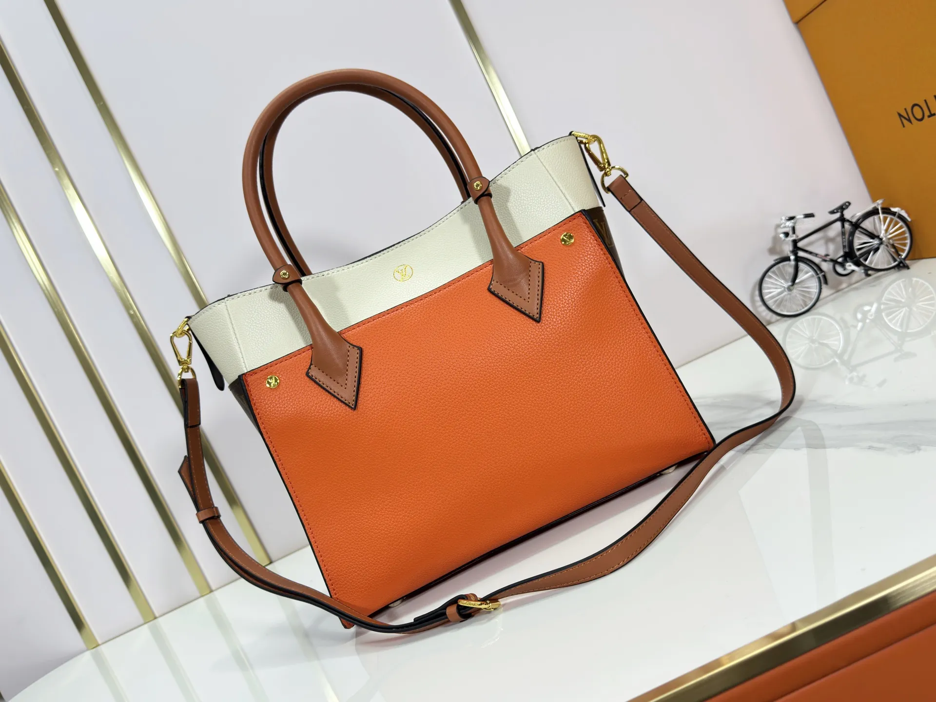 P340 upgraded original M53826 M53825 M53824 M53823On My Side handbag shows the elegant fusion of calfskin and classic Monogram canvas. Contrasting canvas shapes the large outer pocket, creating a trompe l'oeil effect as if two handbags merge into one. Plenty of space can easily accommodate office needs, and the adjustable shoulder strap allows for a cross-body style. Dimensions: 30.5 x 24.5 x 14 cm (Length x Height x Width) - Calfskin and Monogram coated canvas - Cowhide leather trim - Microfiber lining - 2 top handles for hand or elbow carry - Adjustable shoulder strap for shoulder or cross-body wear - Lock closure - 2 outer pockets with magnetic closure - Zip pocket - 1 patch pocket