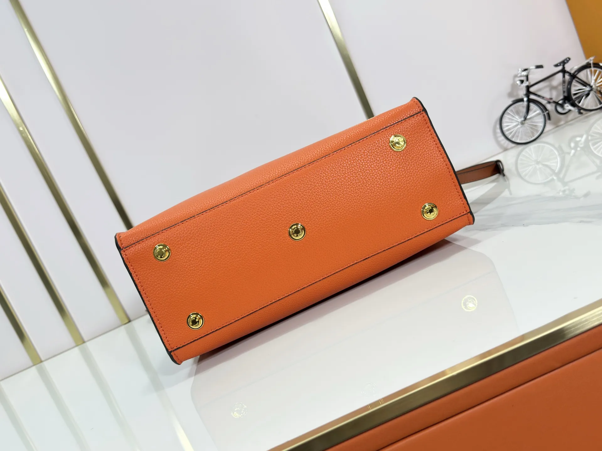 P340 upgraded original M53826 M53825 M53824 M53823On My Side handbag shows the elegant fusion of calfskin and classic Monogram canvas. Contrasting canvas shapes the large outer pocket, creating a trompe l'oeil effect as if two handbags merge into one. Plenty of space can easily accommodate office needs, and the adjustable shoulder strap allows for a cross-body style. Dimensions: 30.5 x 24.5 x 14 cm (Length x Height x Width) - Calfskin and Monogram coated canvas - Cowhide leather trim - Microfiber lining - 2 top handles for hand or elbow carry - Adjustable shoulder strap for shoulder or cross-body wear - Lock closure - 2 outer pockets with magnetic closure - Zip pocket - 1 patch pocket
