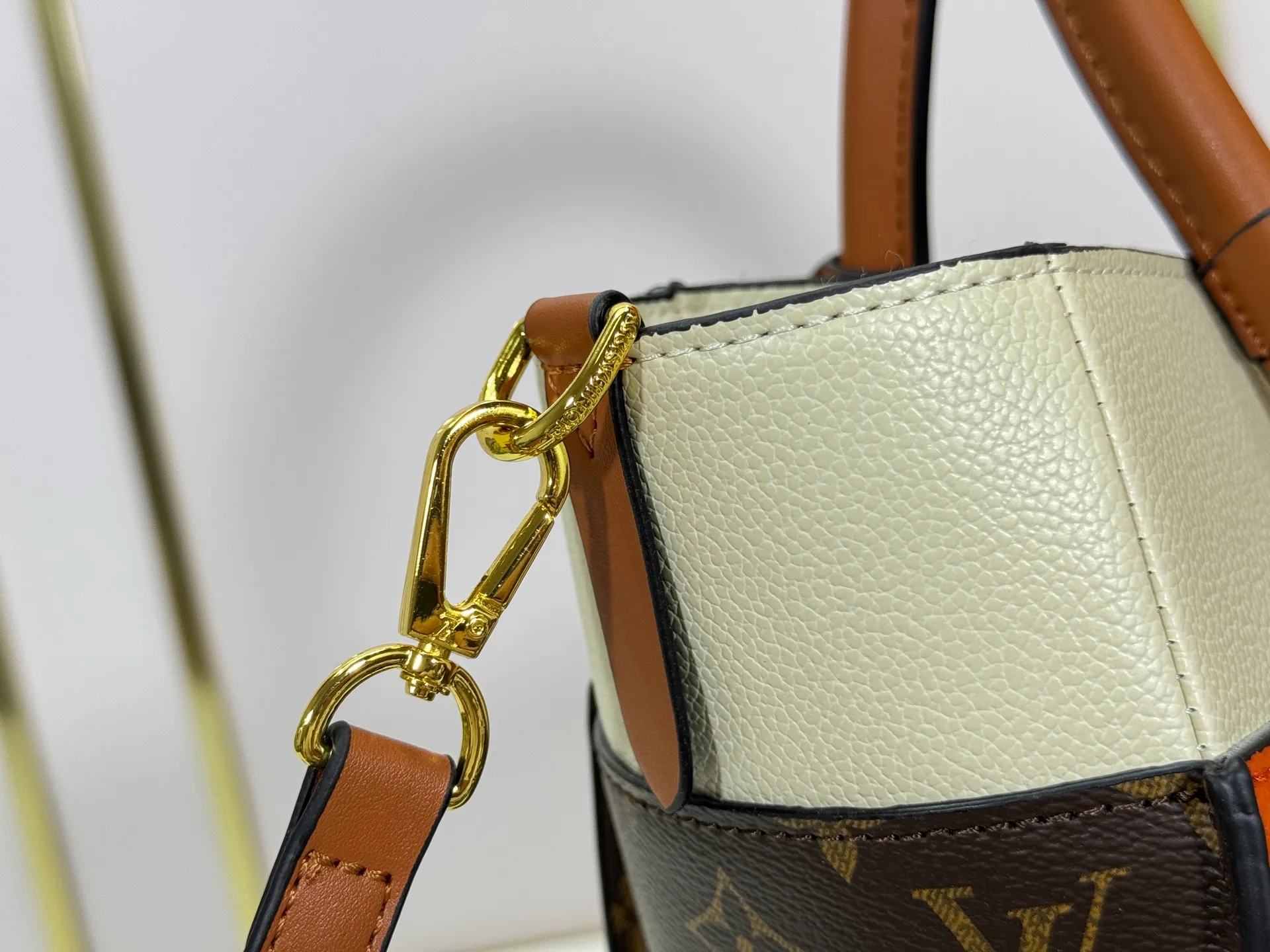 P340 upgraded original M53826 M53825 M53824 M53823On My Side handbag shows the elegant fusion of calfskin and classic Monogram canvas. Contrasting canvas shapes the large outer pocket, creating a trompe l'oeil effect as if two handbags merge into one. Plenty of space can easily accommodate office needs, and the adjustable shoulder strap allows for a cross-body style. Dimensions: 30.5 x 24.5 x 14 cm (Length x Height x Width) - Calfskin and Monogram coated canvas - Cowhide leather trim - Microfiber lining - 2 top handles for hand or elbow carry - Adjustable shoulder strap for shoulder or cross-body wear - Lock closure - 2 outer pockets with magnetic closure - Zip pocket - 1 patch pocket