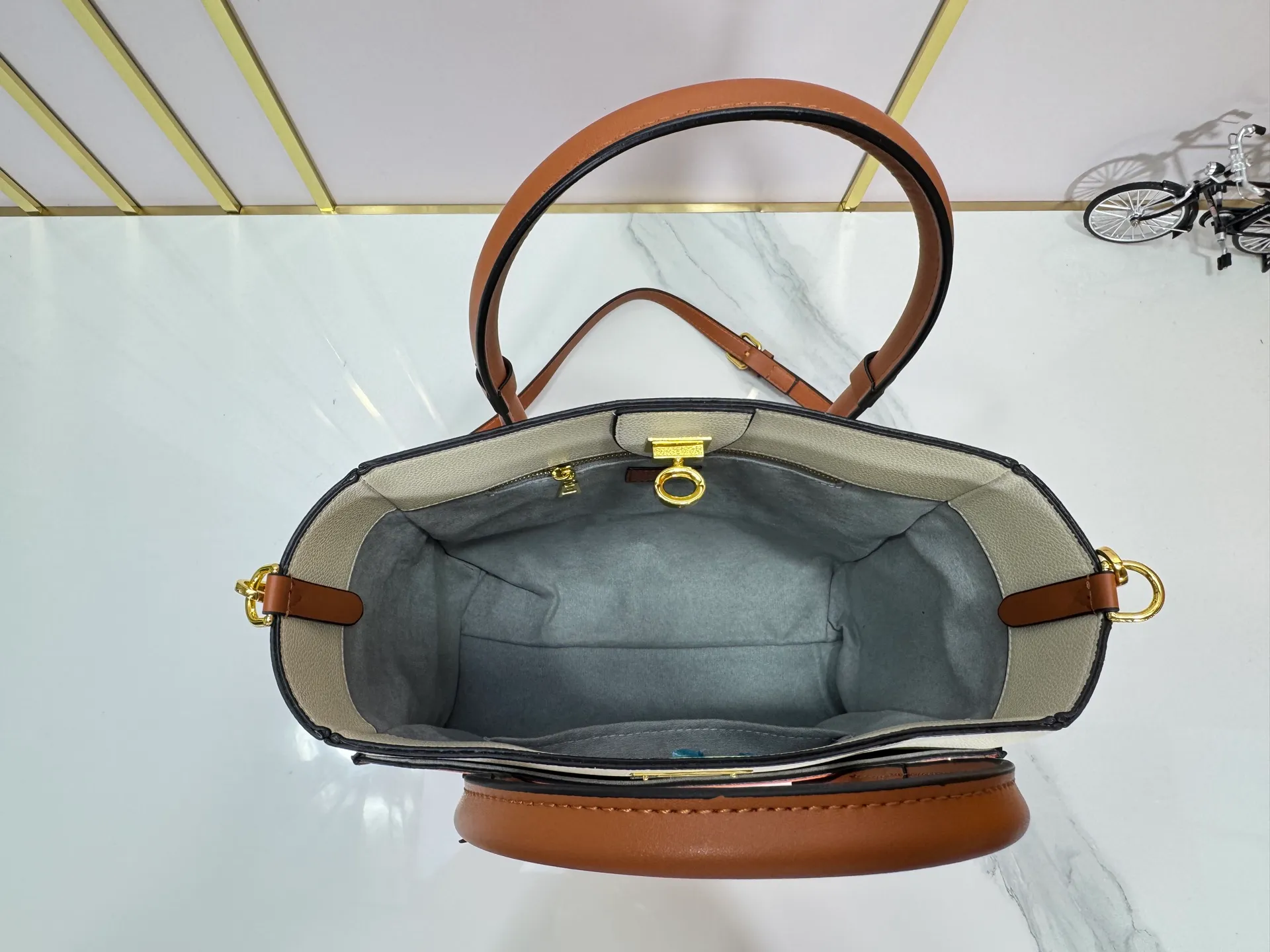 P340 upgraded original M53826 M53825 M53824 M53823On My Side handbag shows the elegant fusion of calfskin and classic Monogram canvas. Contrasting canvas shapes the large outer pocket, creating a trompe l'oeil effect as if two handbags merge into one. Plenty of space can easily accommodate office needs, and the adjustable shoulder strap allows for a cross-body style. Dimensions: 30.5 x 24.5 x 14 cm (Length x Height x Width) - Calfskin and Monogram coated canvas - Cowhide leather trim - Microfiber lining - 2 top handles for hand or elbow carry - Adjustable shoulder strap for shoulder or cross-body wear - Lock closure - 2 outer pockets with magnetic closure - Zip pocket - 1 patch pocket