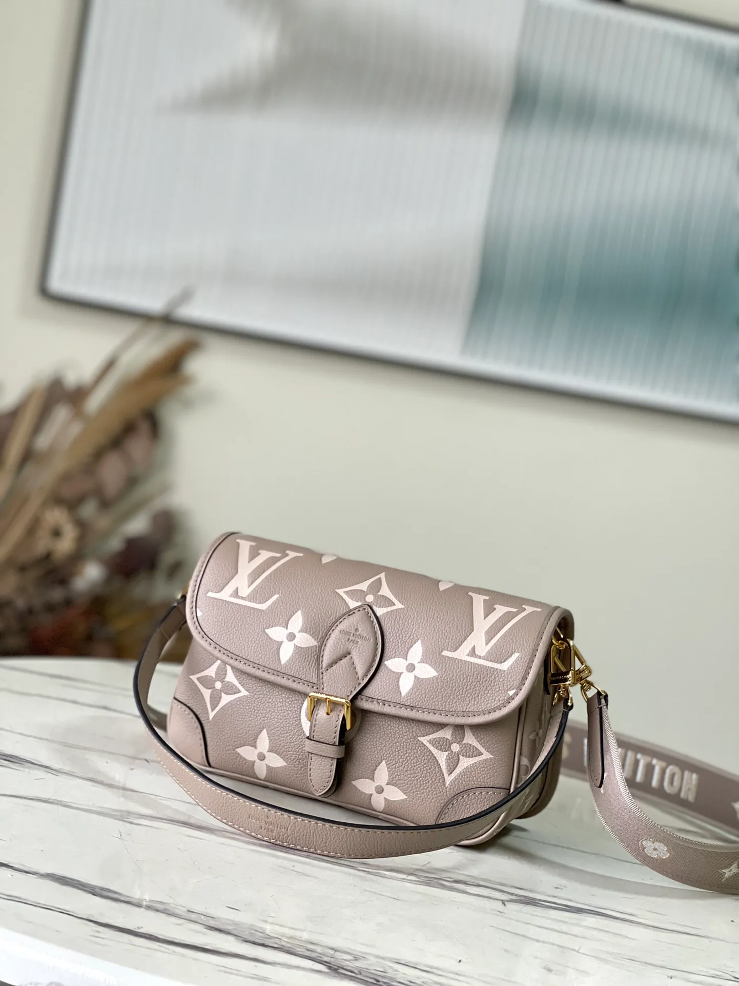 💰1100 (first-grain leather) top-quality original order M46388 apricot silk screen. This Diane handbag is made of classic Monogram Empreinte embossed leather. The brand logo is woven into the detachable wide jacquard shoulder strap. In addition to the detachable leather shoulder strap, a cross-body option is added, which can flexibly match the elegant style or dynamic style. Dimensions: 23 × 16 × 8.5 cm