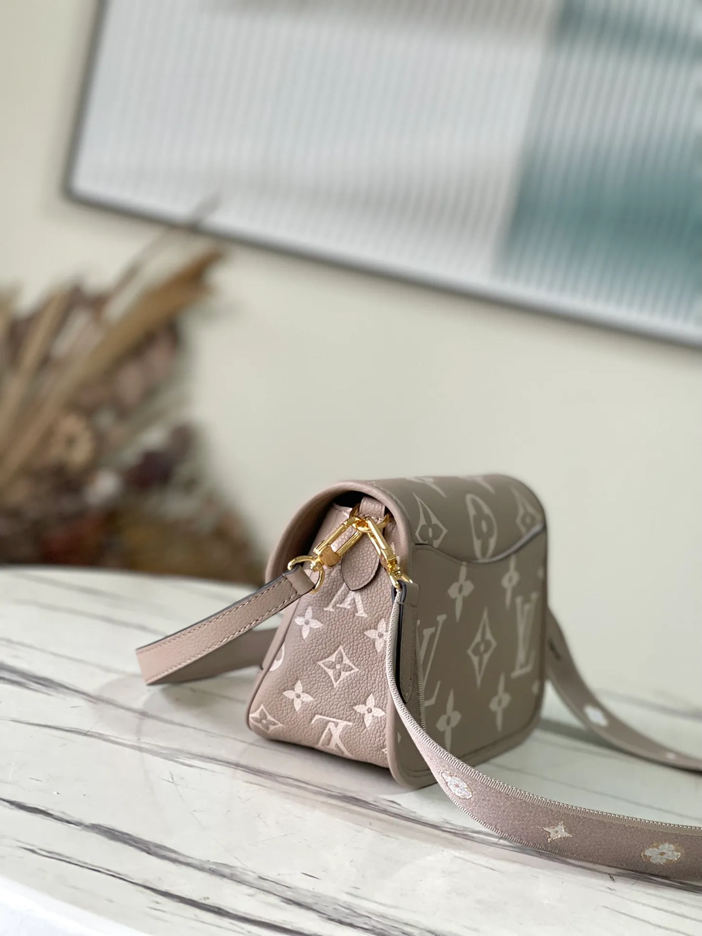 💰1100 (first-grain leather) top-quality original order M46388 apricot silk screen. This Diane handbag is made of classic Monogram Empreinte embossed leather. The brand logo is woven into the detachable wide jacquard shoulder strap. In addition to the detachable leather shoulder strap, a cross-body option is added, which can flexibly match the elegant style or dynamic style. Dimensions: 23 × 16 × 8.5 cm