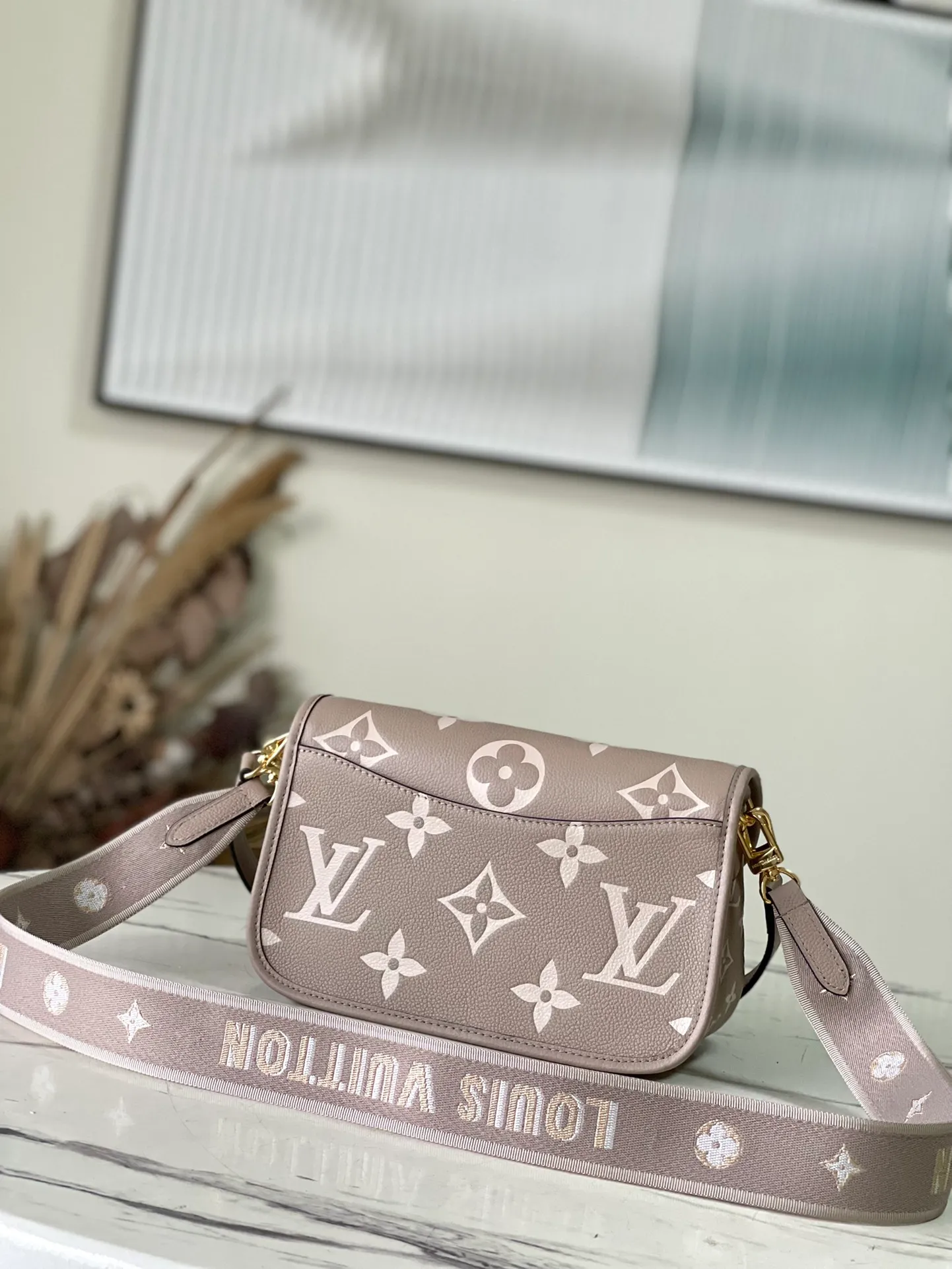 💰1100 (first-grain leather) top-quality original order M46388 apricot silk screen. This Diane handbag is made of classic Monogram Empreinte embossed leather. The brand logo is woven into the detachable wide jacquard shoulder strap. In addition to the detachable leather shoulder strap, a cross-body option is added, which can flexibly match the elegant style or dynamic style. Dimensions: 23 × 16 × 8.5 cm
