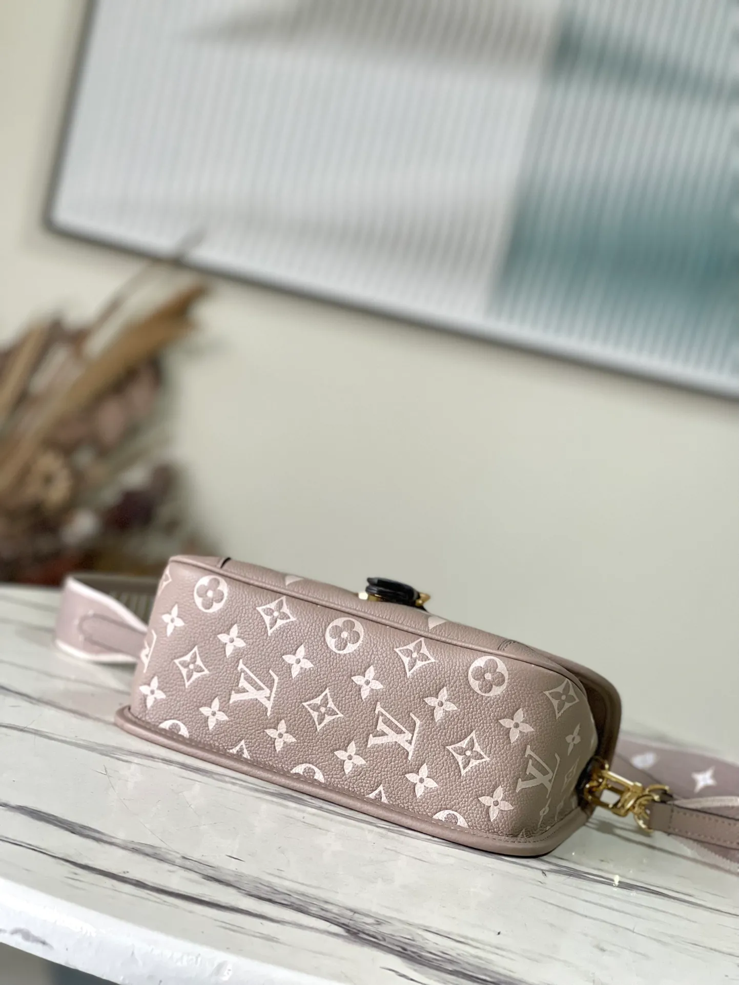 💰1100 (first-grain leather) top-quality original order M46388 apricot silk screen. This Diane handbag is made of classic Monogram Empreinte embossed leather. The brand logo is woven into the detachable wide jacquard shoulder strap. In addition to the detachable leather shoulder strap, a cross-body option is added, which can flexibly match the elegant style or dynamic style. Dimensions: 23 × 16 × 8.5 cm