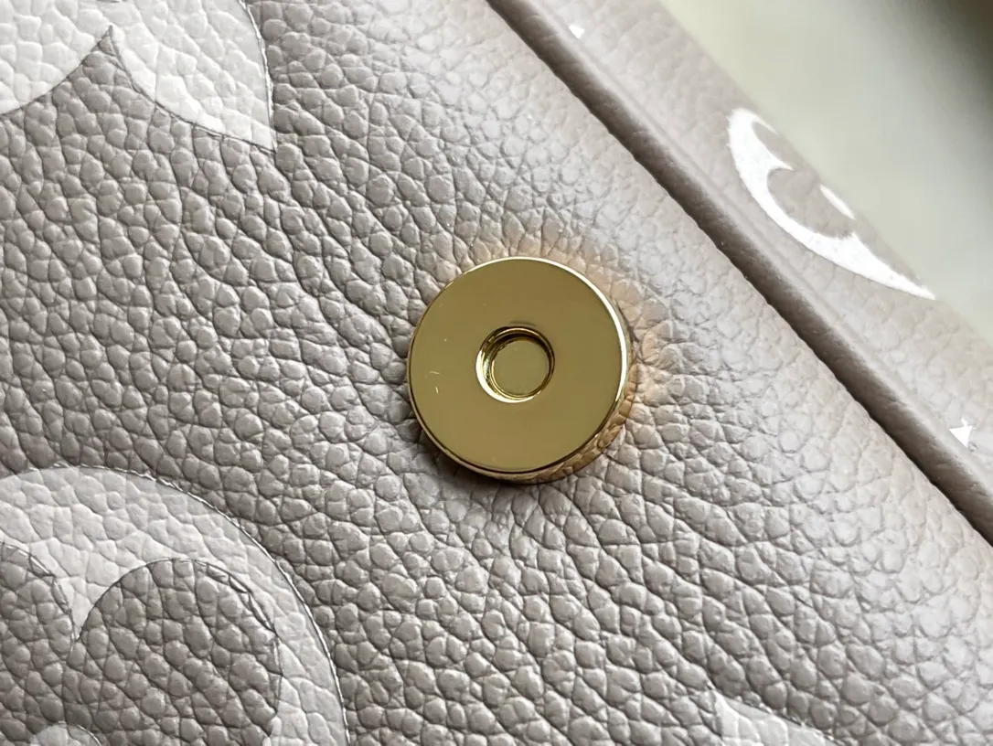 💰1100 (first-grain leather) top-quality original order M46388 apricot silk screen. This Diane handbag is made of classic Monogram Empreinte embossed leather. The brand logo is woven into the detachable wide jacquard shoulder strap. In addition to the detachable leather shoulder strap, a cross-body option is added, which can flexibly match the elegant style or dynamic style. Dimensions: 23 × 16 × 8.5 cm