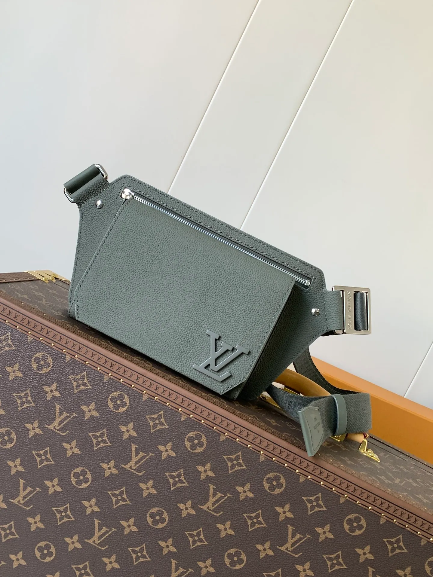💰940 (first-grain leather) top original order M57081 black M21364 blue M21364 gray green M21364 military green top original order transcoding chip exclusive original order The new LV Aerogram shoulder bag is made of fine grained cow leather to create a minimalist design, allowing fashionistas to free their hands, with a metal LV logo and a shoulder strap derived from the brand's traditional hard case. An obtuse flap and magnetic closure open the generous main compartment, and a zippered pocket adds an extra layer of protection. 30.0 x 16.0 x 3.0 cm (Length x Height x Width) • LV Aerogram cow leather • Cow leather trim • Textile lining • Metal hardware • Metal lettering logo • Flap front pocket with magnetic closure • Zip outer compartment • Shoulder strap: non-detachable, adjustable • Half-length strap: 36.0 cm • Half-length strap adjustable to: 53.0 cm
