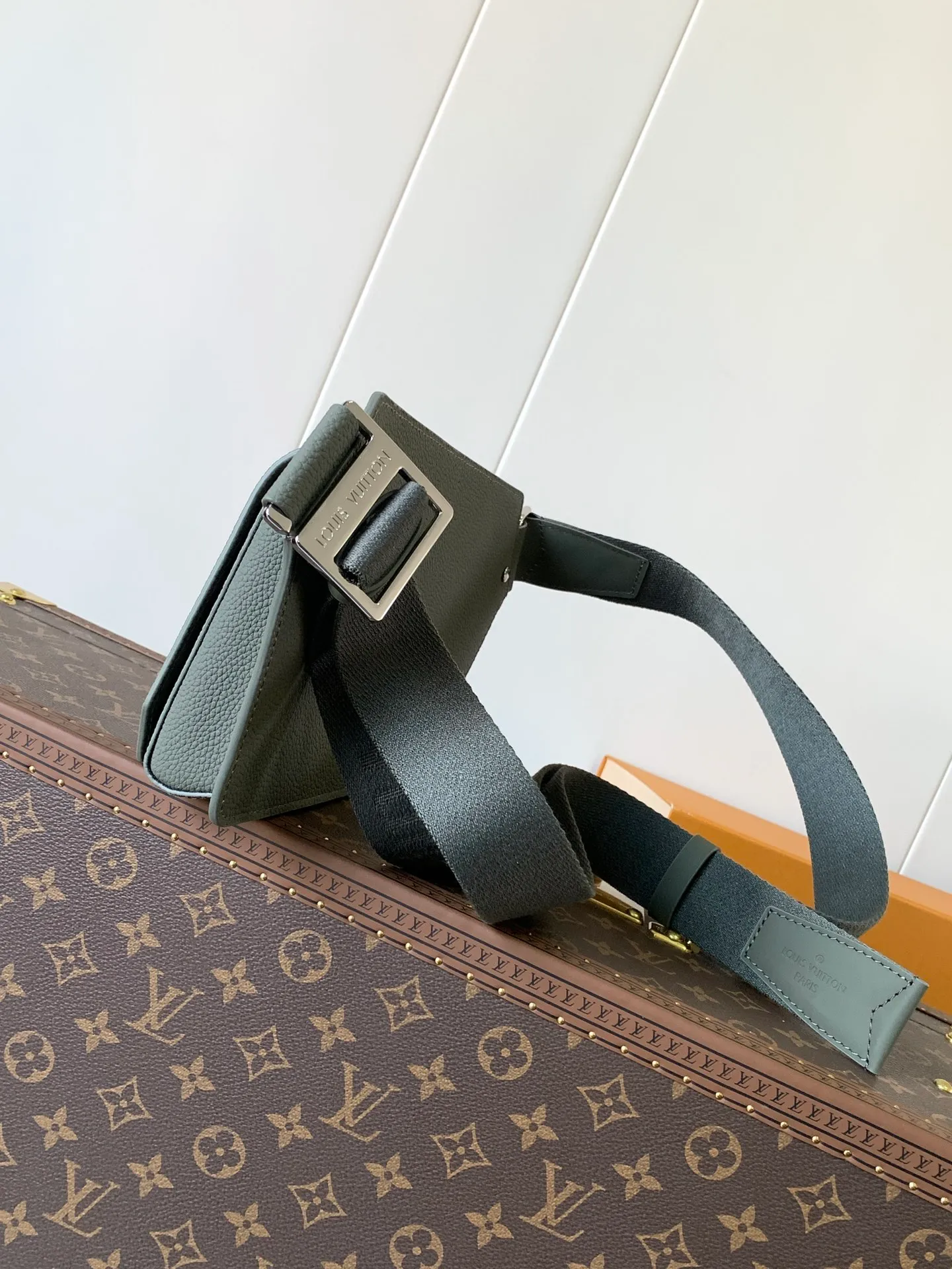 💰940 (first-grain leather) top original order M57081 black M21364 blue M21364 gray green M21364 military green top original order transcoding chip exclusive original order The new LV Aerogram shoulder bag is made of fine grained cow leather to create a minimalist design, allowing fashionistas to free their hands, with a metal LV logo and a shoulder strap derived from the brand's traditional hard case. An obtuse flap and magnetic closure open the generous main compartment, and a zippered pocket adds an extra layer of protection. 30.0 x 16.0 x 3.0 cm (Length x Height x Width) • LV Aerogram cow leather • Cow leather trim • Textile lining • Metal hardware • Metal lettering logo • Flap front pocket with magnetic closure • Zip outer compartment • Shoulder strap: non-detachable, adjustable • Half-length strap: 36.0 cm • Half-length strap adjustable to: 53.0 cm