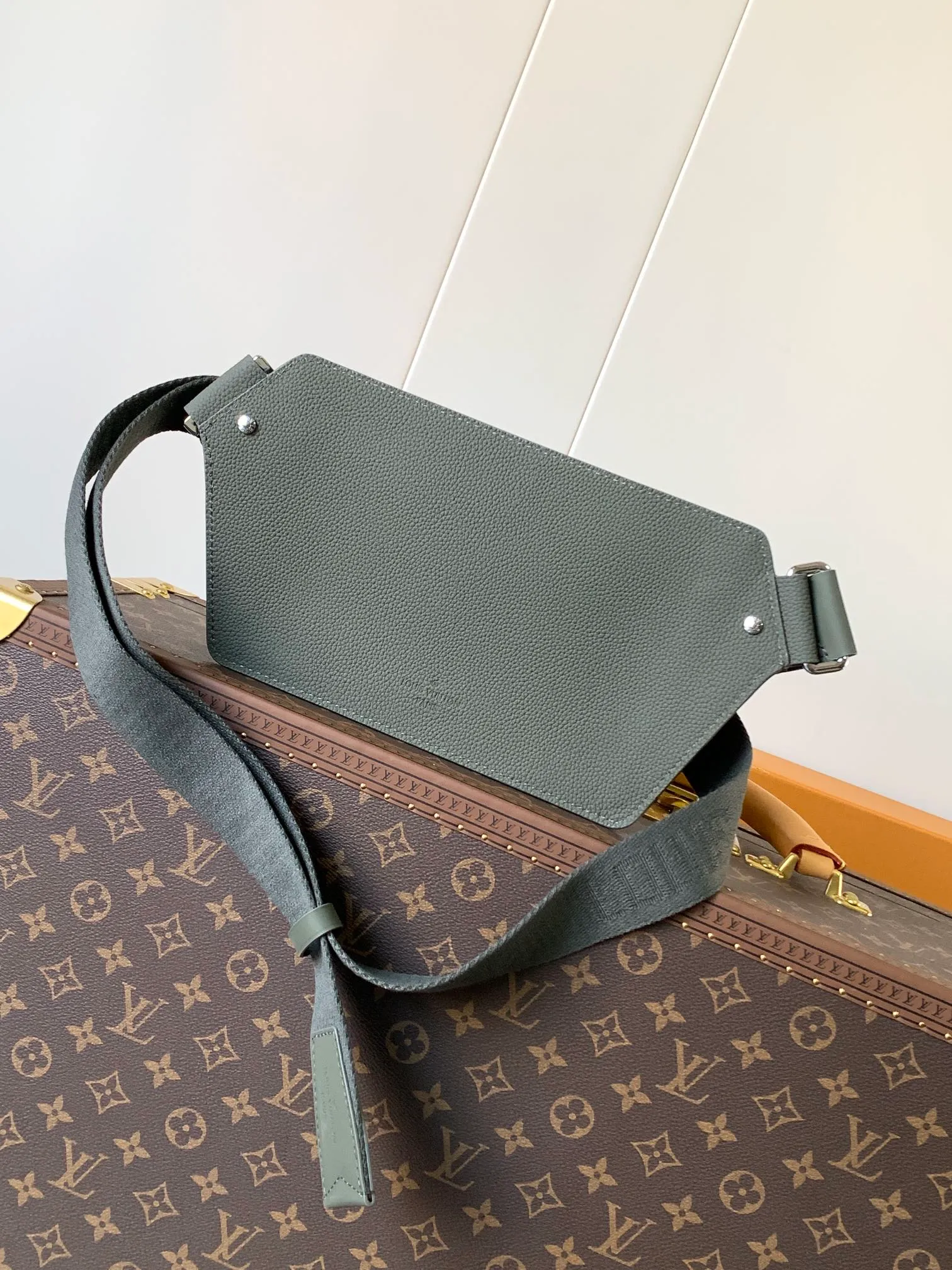 💰940 (first-grain leather) top original order M57081 black M21364 blue M21364 gray green M21364 military green top original order transcoding chip exclusive original order The new LV Aerogram shoulder bag is made of fine grained cow leather to create a minimalist design, allowing fashionistas to free their hands, with a metal LV logo and a shoulder strap derived from the brand's traditional hard case. An obtuse flap and magnetic closure open the generous main compartment, and a zippered pocket adds an extra layer of protection. 30.0 x 16.0 x 3.0 cm (Length x Height x Width) • LV Aerogram cow leather • Cow leather trim • Textile lining • Metal hardware • Metal lettering logo • Flap front pocket with magnetic closure • Zip outer compartment • Shoulder strap: non-detachable, adjustable • Half-length strap: 36.0 cm • Half-length strap adjustable to: 53.0 cm