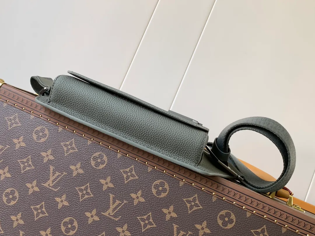 💰940 (first-grain leather) top original order M57081 black M21364 blue M21364 gray green M21364 military green top original order transcoding chip exclusive original order The new LV Aerogram shoulder bag is made of fine grained cow leather to create a minimalist design, allowing fashionistas to free their hands, with a metal LV logo and a shoulder strap derived from the brand's traditional hard case. An obtuse flap and magnetic closure open the generous main compartment, and a zippered pocket adds an extra layer of protection. 30.0 x 16.0 x 3.0 cm (Length x Height x Width) • LV Aerogram cow leather • Cow leather trim • Textile lining • Metal hardware • Metal lettering logo • Flap front pocket with magnetic closure • Zip outer compartment • Shoulder strap: non-detachable, adjustable • Half-length strap: 36.0 cm • Half-length strap adjustable to: 53.0 cm