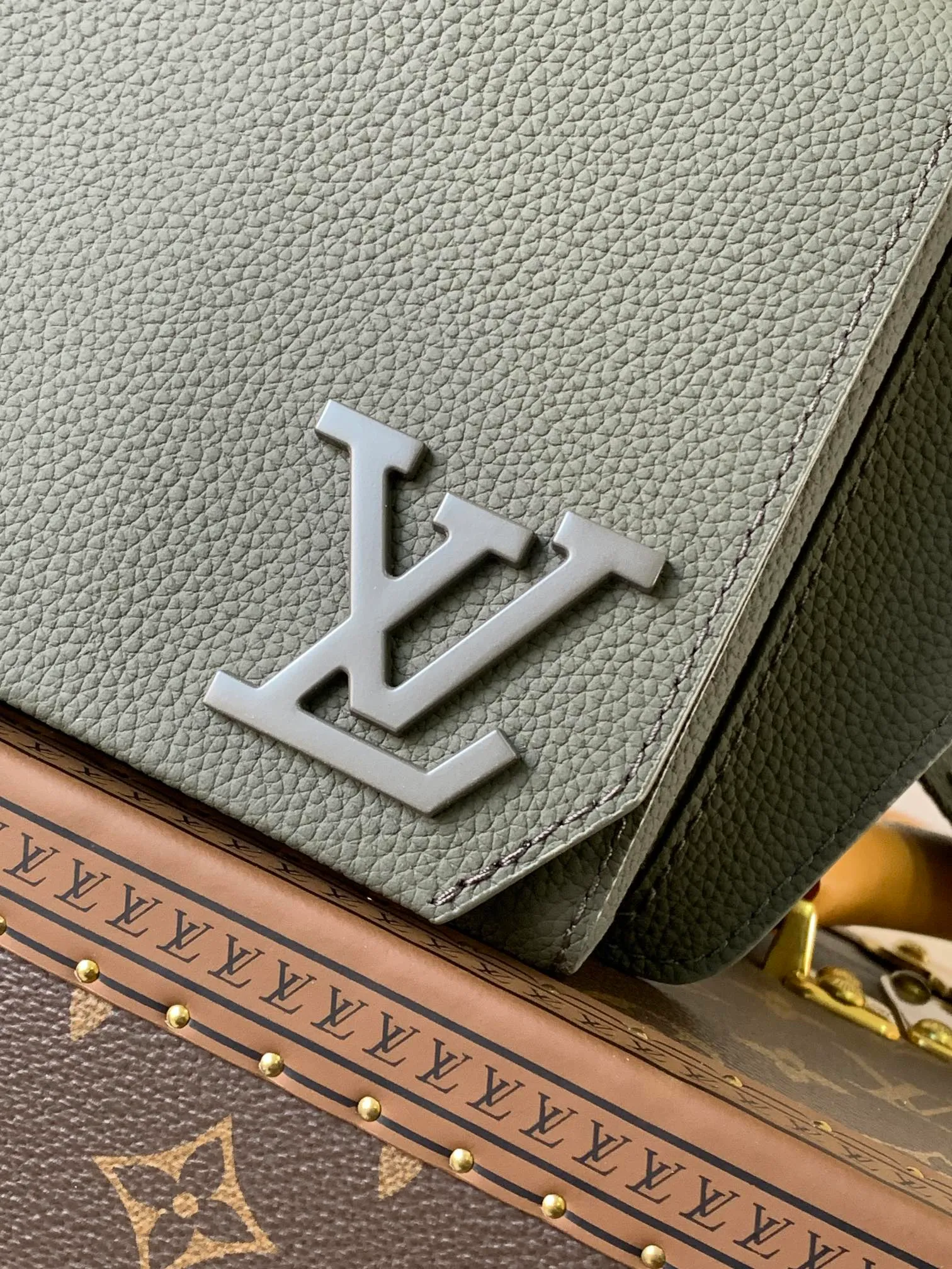 💰940 (first-grain leather) top original order M57081 black M21364 blue M21364 gray green M21364 military green top original order transcoding chip exclusive original order The new LV Aerogram shoulder bag is made of fine grained cow leather to create a minimalist design, allowing fashionistas to free their hands, with a metal LV logo and a shoulder strap derived from the brand's traditional hard case. An obtuse flap and magnetic closure open the generous main compartment, and a zippered pocket adds an extra layer of protection. 30.0 x 16.0 x 3.0 cm (Length x Height x Width) • LV Aerogram cow leather • Cow leather trim • Textile lining • Metal hardware • Metal lettering logo • Flap front pocket with magnetic closure • Zip outer compartment • Shoulder strap: non-detachable, adjustable • Half-length strap: 36.0 cm • Half-length strap adjustable to: 53.0 cm