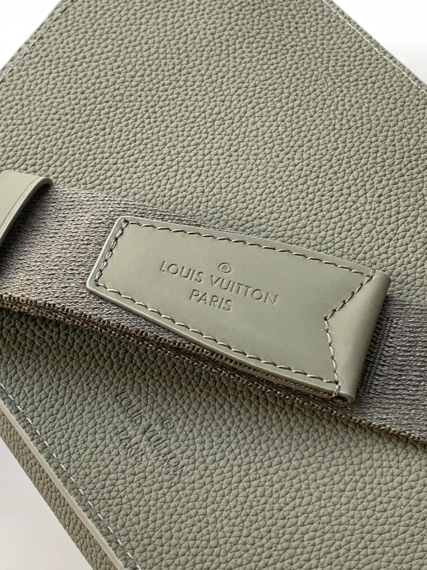 💰940 (first-grain leather) top original order M57081 black M21364 blue M21364 gray green M21364 military green top original order transcoding chip exclusive original order The new LV Aerogram shoulder bag is made of fine grained cow leather to create a minimalist design, allowing fashionistas to free their hands, with a metal LV logo and a shoulder strap derived from the brand's traditional hard case. An obtuse flap and magnetic closure open the generous main compartment, and a zippered pocket adds an extra layer of protection. 30.0 x 16.0 x 3.0 cm (Length x Height x Width) • LV Aerogram cow leather • Cow leather trim • Textile lining • Metal hardware • Metal lettering logo • Flap front pocket with magnetic closure • Zip outer compartment • Shoulder strap: non-detachable, adjustable • Half-length strap: 36.0 cm • Half-length strap adjustable to: 53.0 cm