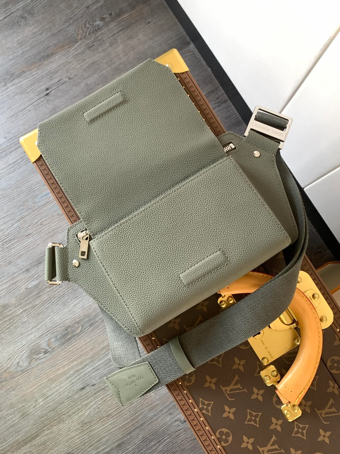 💰940 (first-grain leather) top original order M57081 black M21364 blue M21364 gray green M21364 military green top original order transcoding chip exclusive original order The new LV Aerogram shoulder bag is made of fine grained cow leather to create a minimalist design, allowing fashionistas to free their hands, with a metal LV logo and a shoulder strap derived from the brand's traditional hard case. An obtuse flap and magnetic closure open the generous main compartment, and a zippered pocket adds an extra layer of protection. 30.0 x 16.0 x 3.0 cm (Length x Height x Width) • LV Aerogram cow leather • Cow leather trim • Textile lining • Metal hardware • Metal lettering logo • Flap front pocket with magnetic closure • Zip outer compartment • Shoulder strap: non-detachable, adjustable • Half-length strap: 36.0 cm • Half-length strap adjustable to: 53.0 cm
