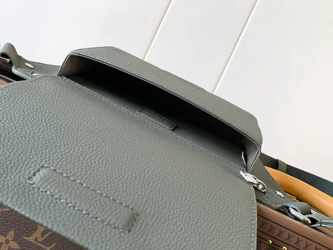 💰940 (first-grain leather) top original order M57081 black M21364 blue M21364 gray green M21364 military green top original order transcoding chip exclusive original order The new LV Aerogram shoulder bag is made of fine grained cow leather to create a minimalist design, allowing fashionistas to free their hands, with a metal LV logo and a shoulder strap derived from the brand's traditional hard case. An obtuse flap and magnetic closure open the generous main compartment, and a zippered pocket adds an extra layer of protection. 30.0 x 16.0 x 3.0 cm (Length x Height x Width) • LV Aerogram cow leather • Cow leather trim • Textile lining • Metal hardware • Metal lettering logo • Flap front pocket with magnetic closure • Zip outer compartment • Shoulder strap: non-detachable, adjustable • Half-length strap: 36.0 cm • Half-length strap adjustable to: 53.0 cm