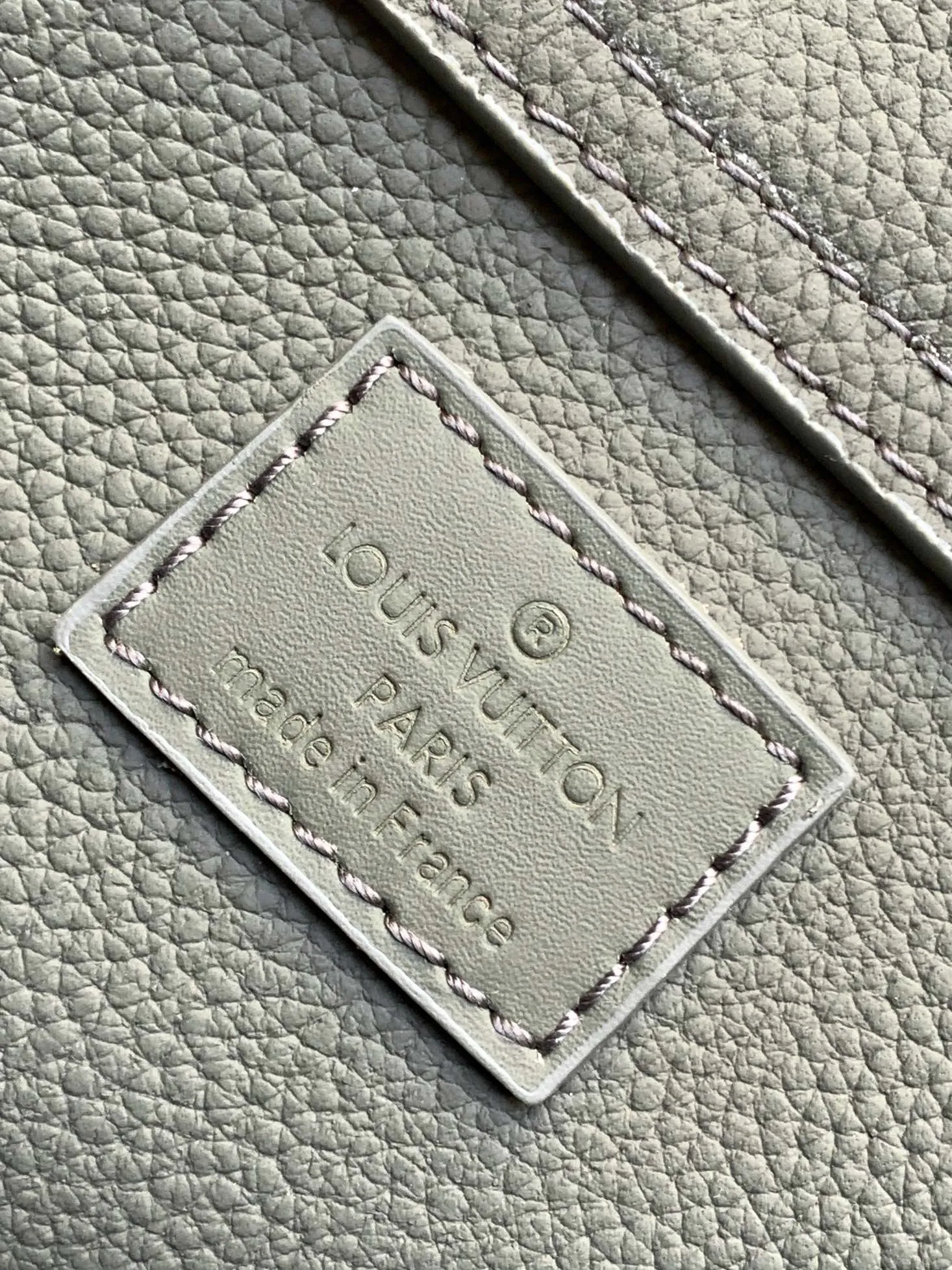 💰940 (first-grain leather) top original order M57081 black M21364 blue M21364 gray green M21364 military green top original order transcoding chip exclusive original order The new LV Aerogram shoulder bag is made of fine grained cow leather to create a minimalist design, allowing fashionistas to free their hands, with a metal LV logo and a shoulder strap derived from the brand's traditional hard case. An obtuse flap and magnetic closure open the generous main compartment, and a zippered pocket adds an extra layer of protection. 30.0 x 16.0 x 3.0 cm (Length x Height x Width) • LV Aerogram cow leather • Cow leather trim • Textile lining • Metal hardware • Metal lettering logo • Flap front pocket with magnetic closure • Zip outer compartment • Shoulder strap: non-detachable, adjustable • Half-length strap: 36.0 cm • Half-length strap adjustable to: 53.0 cm