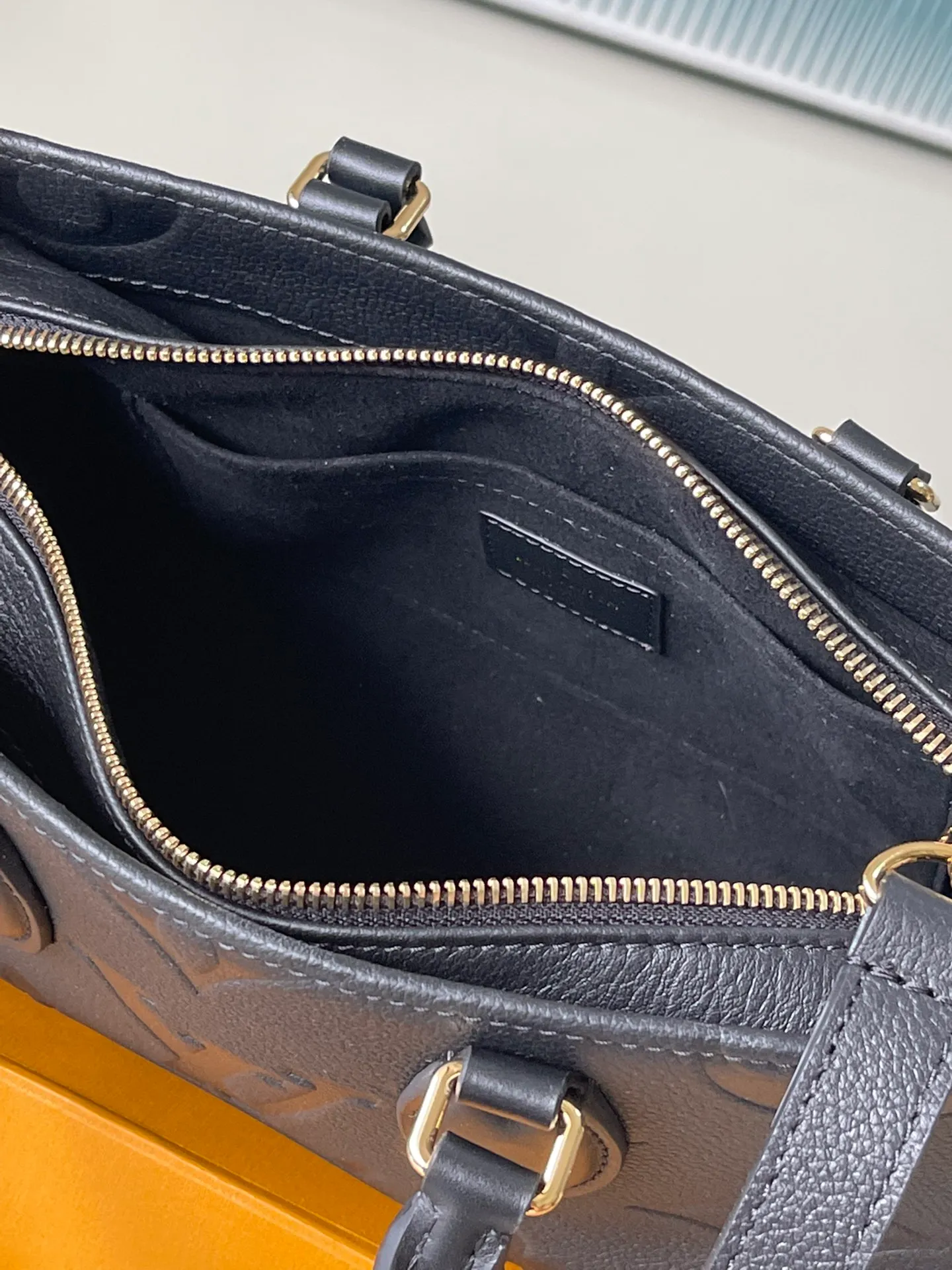💰1060 (top-grain leather) top original M23640 black This OnTheGo East West handbag introduces the OnTheGo small tote bag design. It uses Monogram Empreinte leather to reinterpret East West's ample configuration. Giant Monogram is embossed on the leather body. The neat inner layer can store daily necessities. The top handle and detachable leather chain shoulder strap allow for multiple carrying methods. Size: 25x13x10cm
