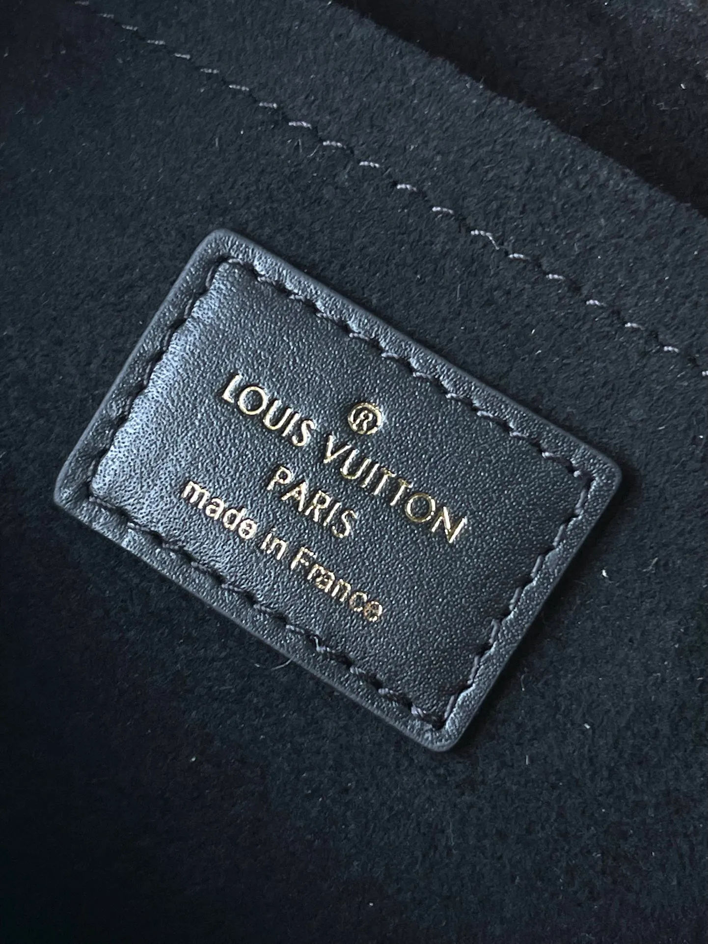💰1060 (top-grain leather) top original M23640 black This OnTheGo East West handbag introduces the OnTheGo small tote bag design. It uses Monogram Empreinte leather to reinterpret East West's ample configuration. Giant Monogram is embossed on the leather body. The neat inner layer can store daily necessities. The top handle and detachable leather chain shoulder strap allow for multiple carrying methods. Size: 25x13x10cm
