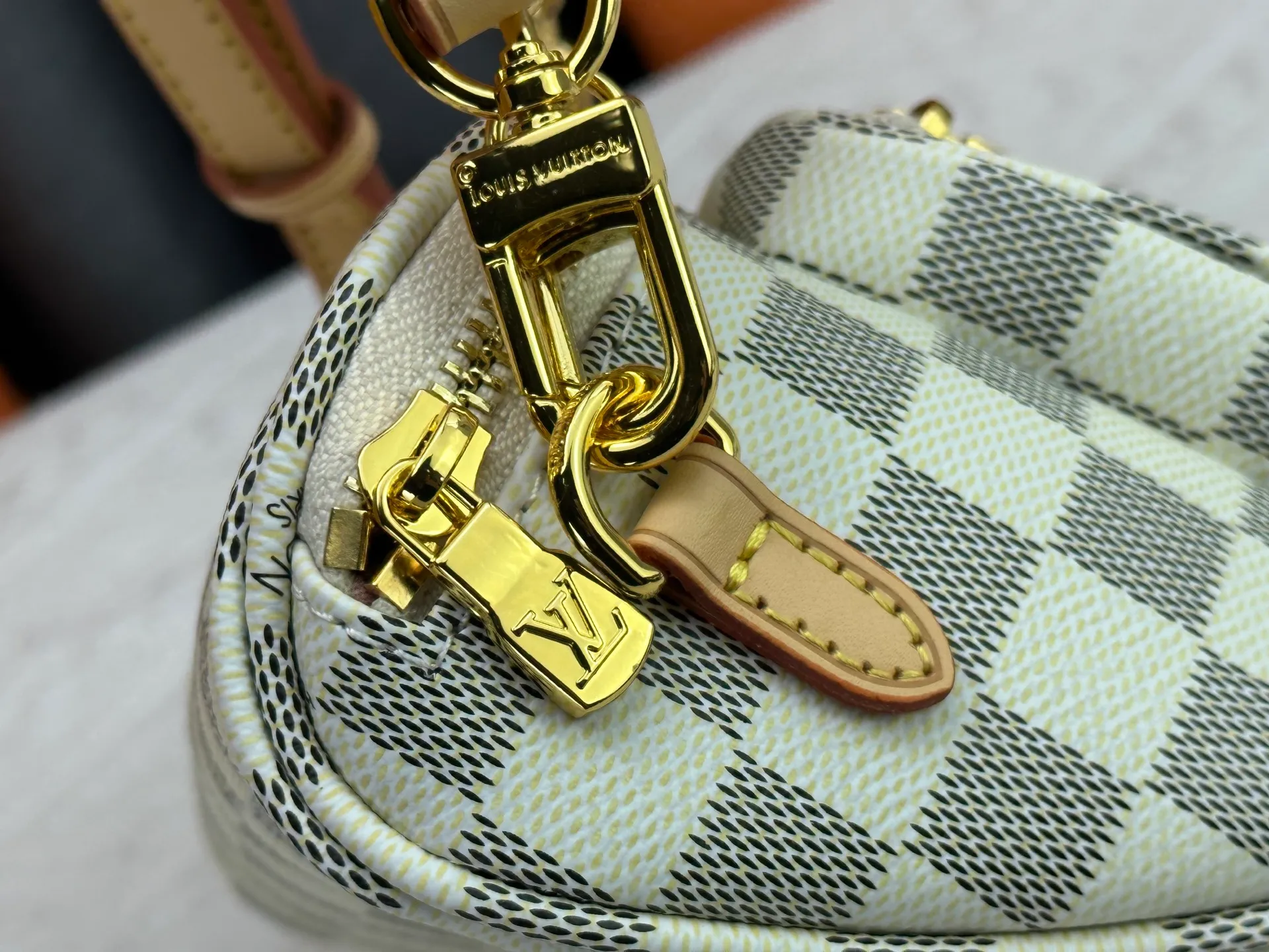 P240 M82208 M00130 M82335 This Mini Bumbag handbag comes from the LV Gradient series. The Monogram embossing of Monogram Empreinte leather renders the gradient midsummer color. The on-trend construction features a zipped main compartment and a front pocket with a Louis Vuitton leather label. With the detachable chain and detachable and adjustable shoulder strap, it can be worn as a shoulder or cross-body bag. Dimensions: 17x12x9.5 cm