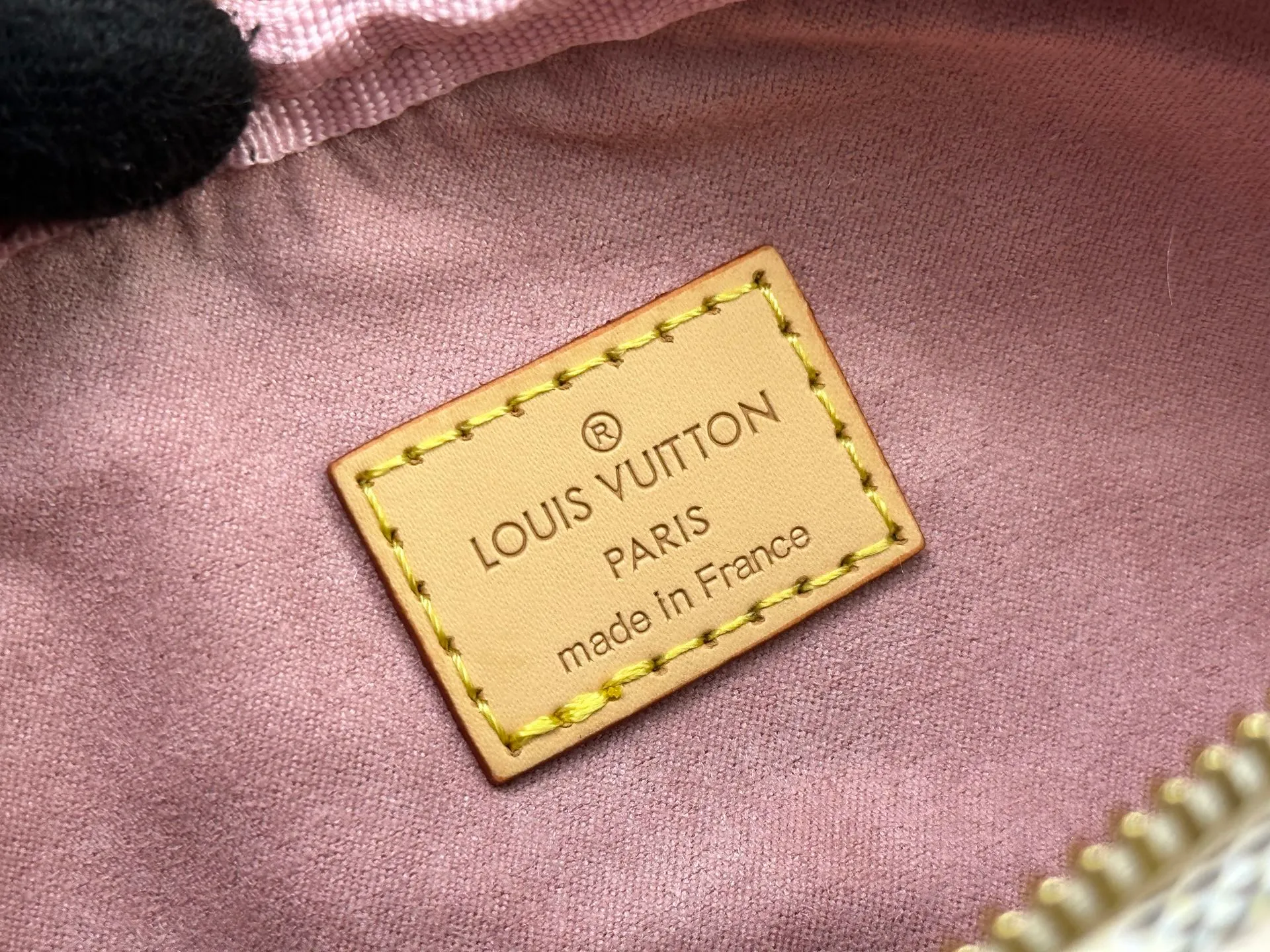 P240 M82208 M00130 M82335 This Mini Bumbag handbag comes from the LV Gradient series. The Monogram embossing of Monogram Empreinte leather renders the gradient midsummer color. The on-trend construction features a zipped main compartment and a front pocket with a Louis Vuitton leather label. With the detachable chain and detachable and adjustable shoulder strap, it can be worn as a shoulder or cross-body bag. Dimensions: 17x12x9.5 cm