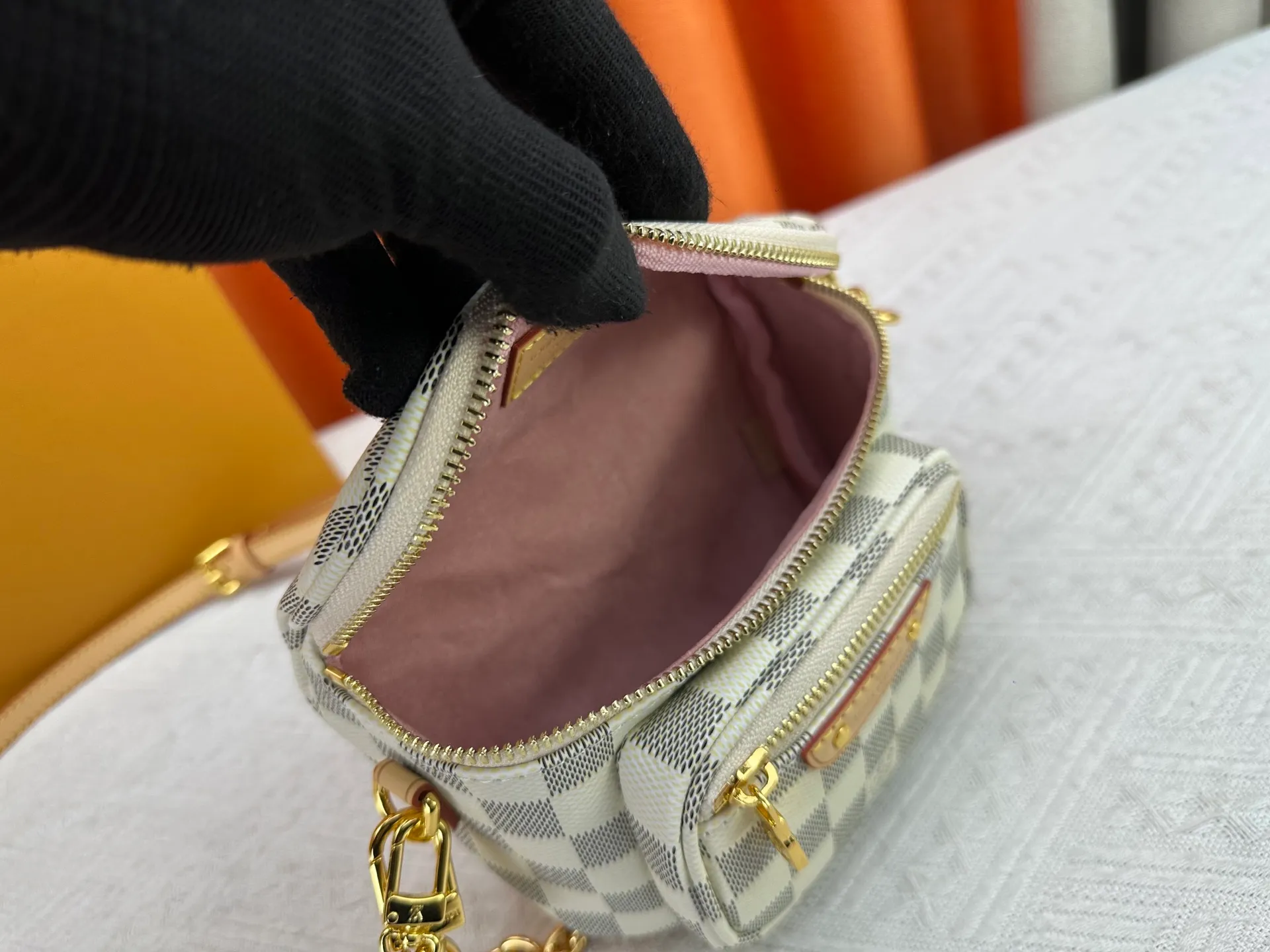 P240 M82208 M00130 M82335 This Mini Bumbag handbag comes from the LV Gradient series. The Monogram embossing of Monogram Empreinte leather renders the gradient midsummer color. The on-trend construction features a zipped main compartment and a front pocket with a Louis Vuitton leather label. With the detachable chain and detachable and adjustable shoulder strap, it can be worn as a shoulder or cross-body bag. Dimensions: 17x12x9.5 cm