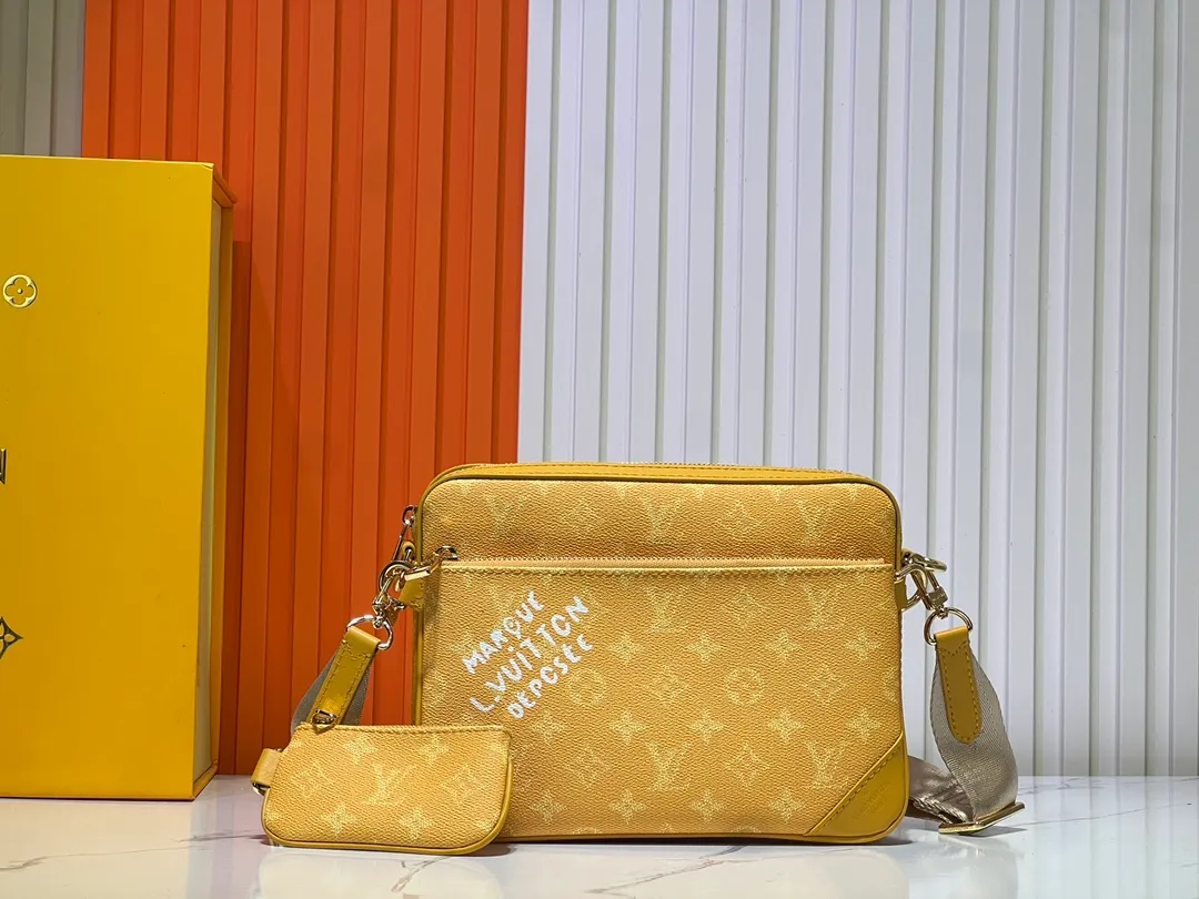 Batch 300💰Official website latest model M12868 M69443 M45320 M12766 New men's bag three-piece messenger bag series This Trio messenger bag uses Monogram Eclipse Reverse canvas and eye-catching details to create a three-in-one design. The zippered front pocket and coin purse on the shoulder strap are both detachable, enriching the functional design with the main pocket. The adjustable and removable fabric shoulder strap is embellished with the Louis Vuitton logo and provides a comfortable shoulder-carrying experience. Dimensions: 25.0×18.5×7.0